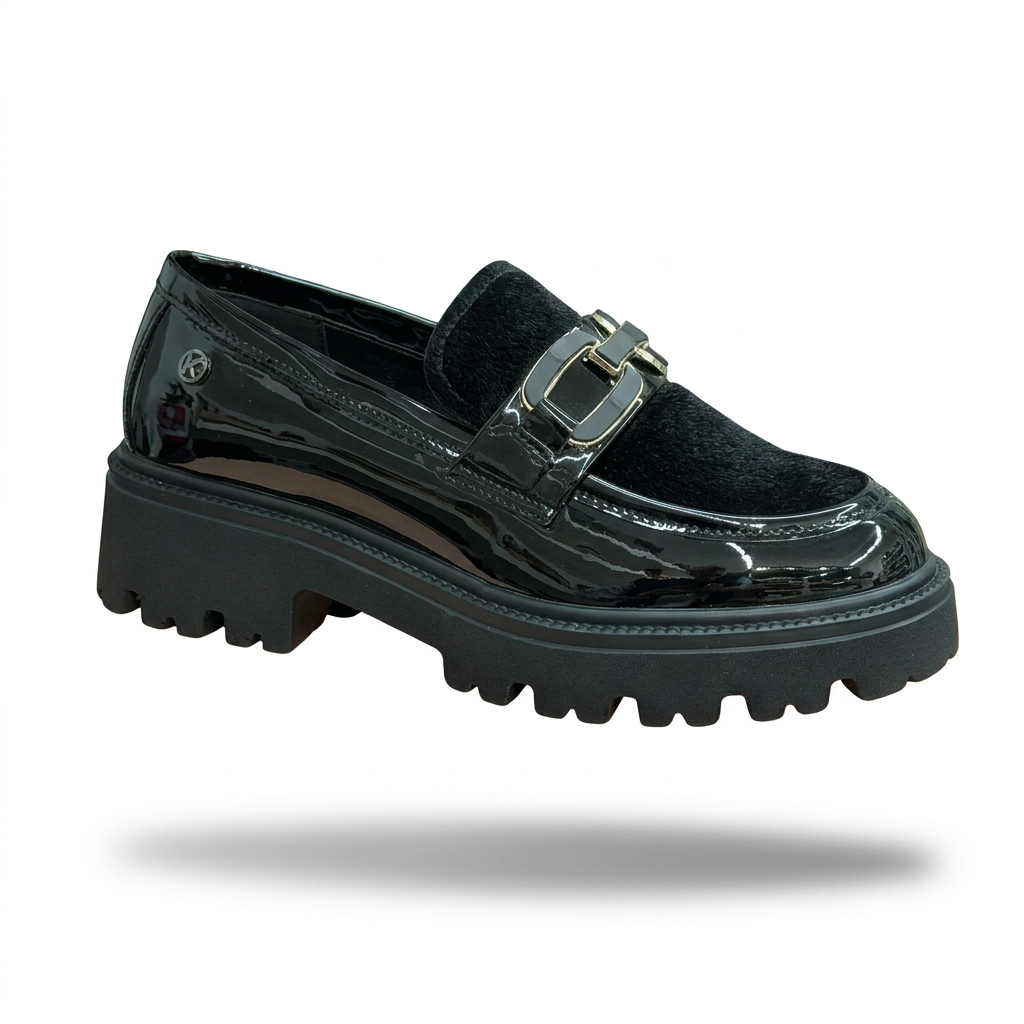 Mocassim Keys preto em verniz em levitação, visto de três quartos, com tira aveludada, aplique metálico, logótipo K na lateral e sola tratorada, em fundo branco