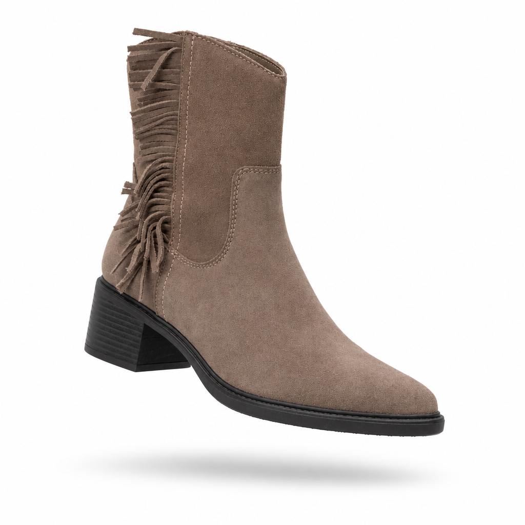 Botim texano Carmela em camurça taupe, packshot em levitação sobre fundo branco
