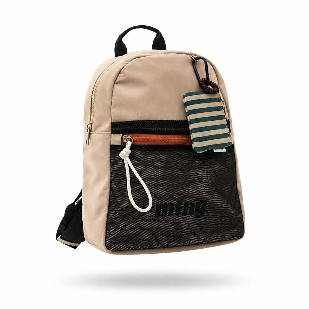 Mochila Mustang Dunas bege em packshot, vista a três quartos com bolso frontal em rede preta e porta-moedas às riscas