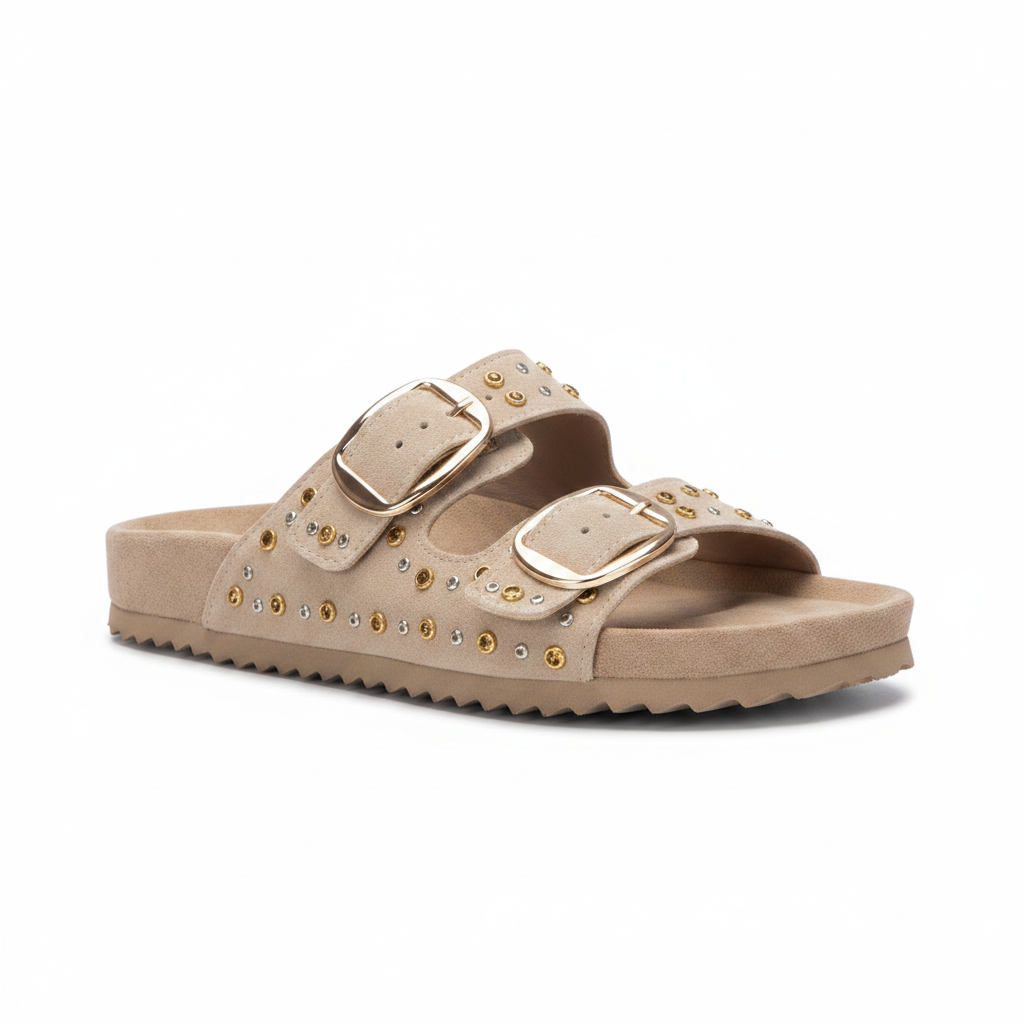 Sandália rasteira Xti em camurça bege com fivelas douradas, vista de perfil sobre fundo branco