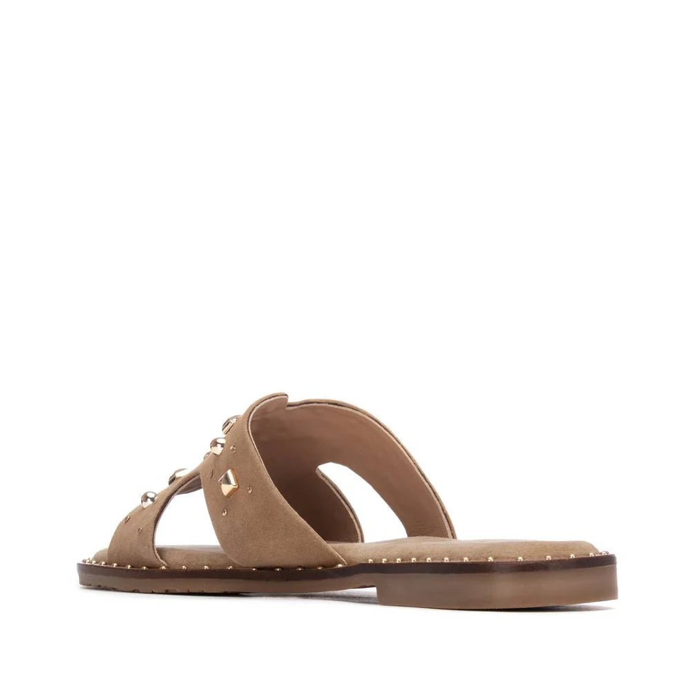Sandália Carmela com Tachas | Conforto e Estilo Feminino - Roma Pell