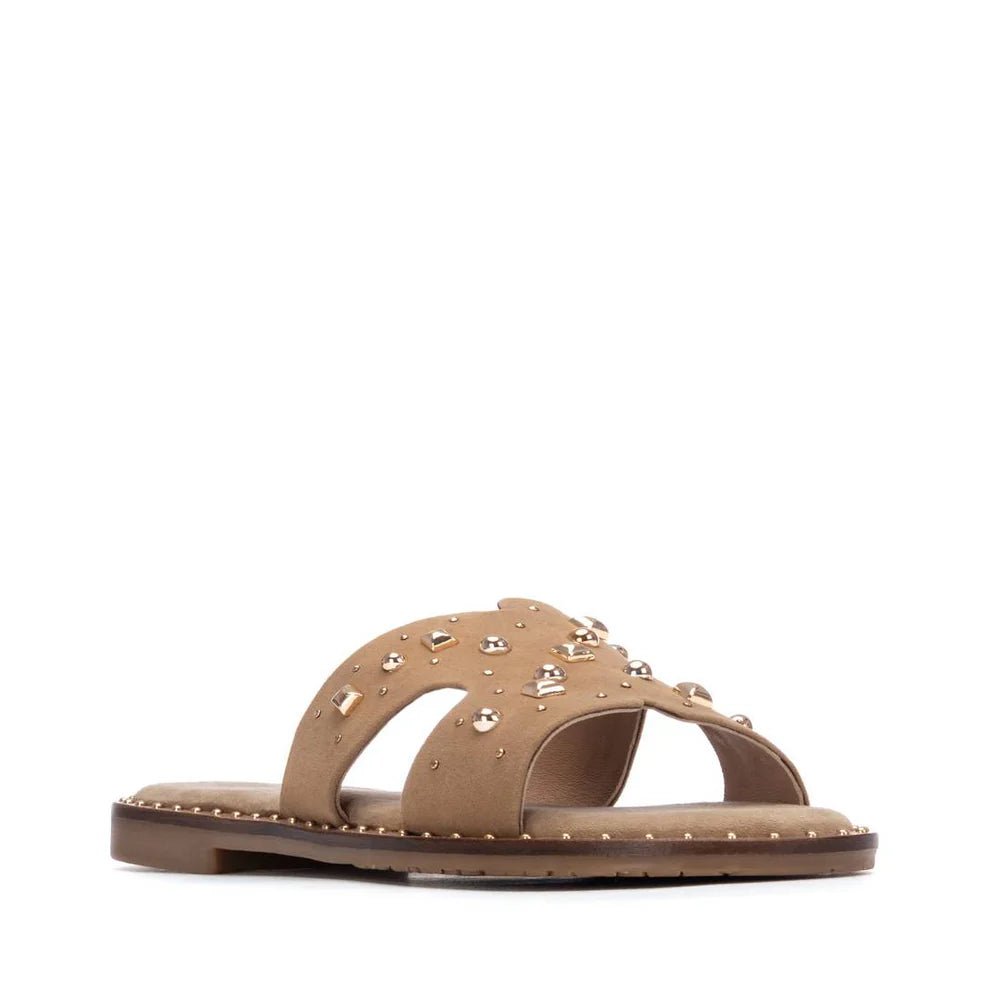 Sandália Carmela com Tachas | Conforto e Estilo Feminino - Roma Pell