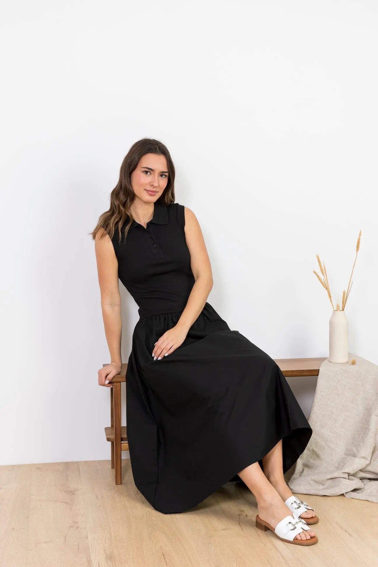 Sandália Indira em Couro Branco com Detalhes Prateados - Roma Pell