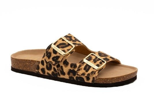 Sandália feminina Mysoft Bio 25M075 com padrão leopardo em efeito pelo, vista lateral, com dupla fivela dourada com logótipo Mysoft, palmilha bege anatómica e base de cortiça — Roma Pell