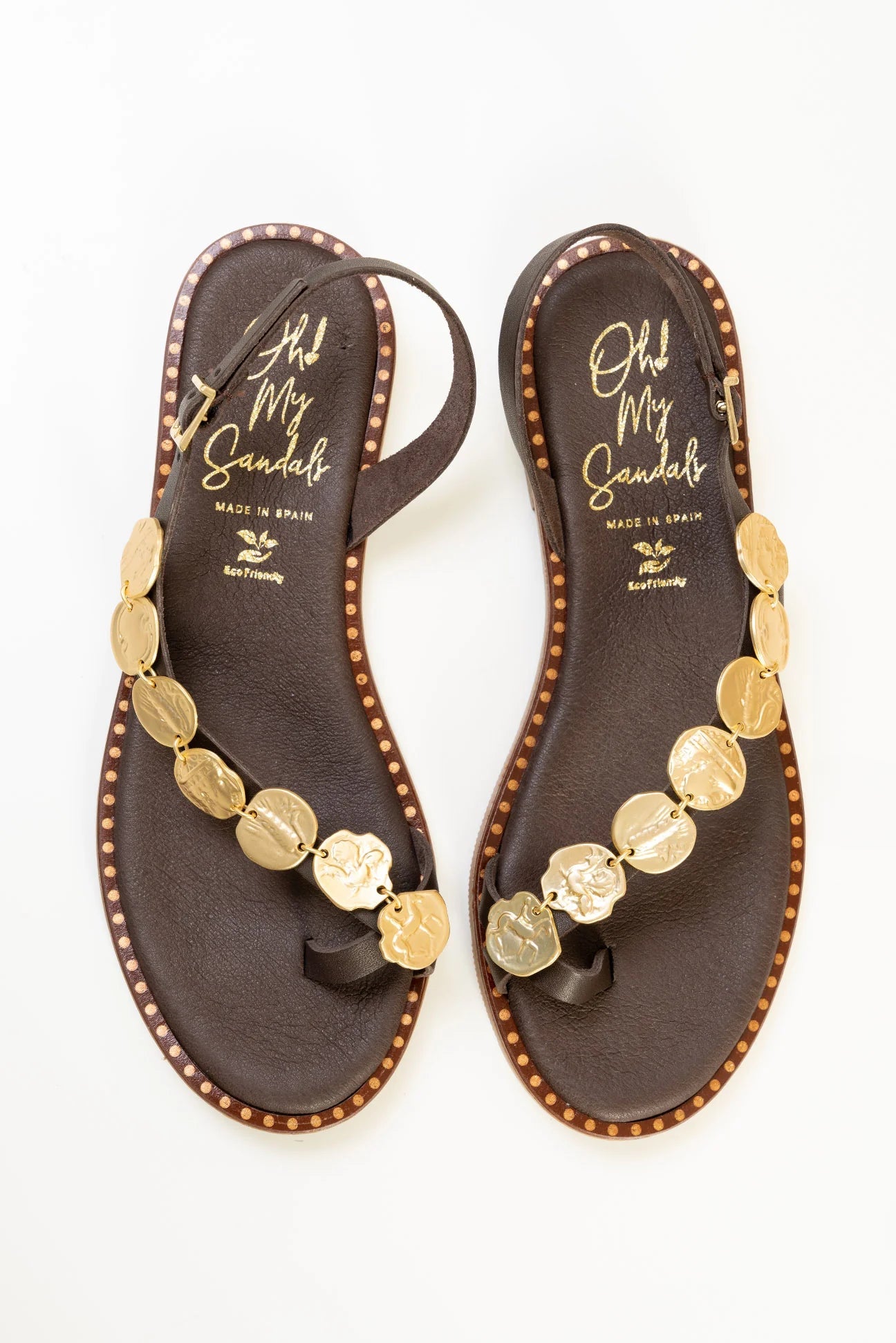 Sandália Oh My Sandals Elaia castanha — vista superior com moedas douradas e marca gravada | Roma Pell