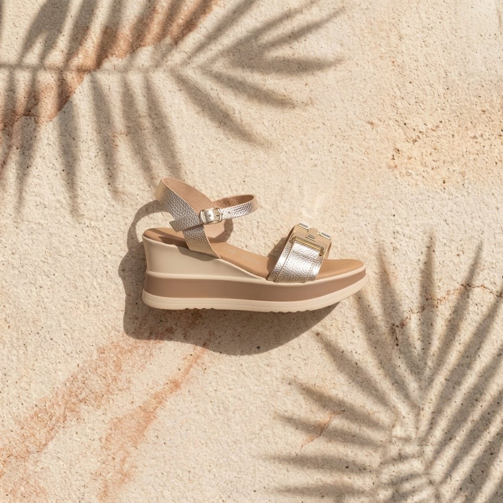 Sandália cunha Oh My Sandals 5981 bicolor sobre areia com sombra de palmeira — verão | Roma Pell