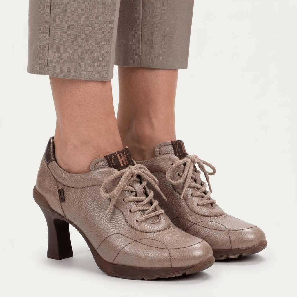 Sapatilha Desportiva Hispanitas Saigon Taupe calçada, pormenor dos cadarços de chenille e do salto de 7,5 cm
