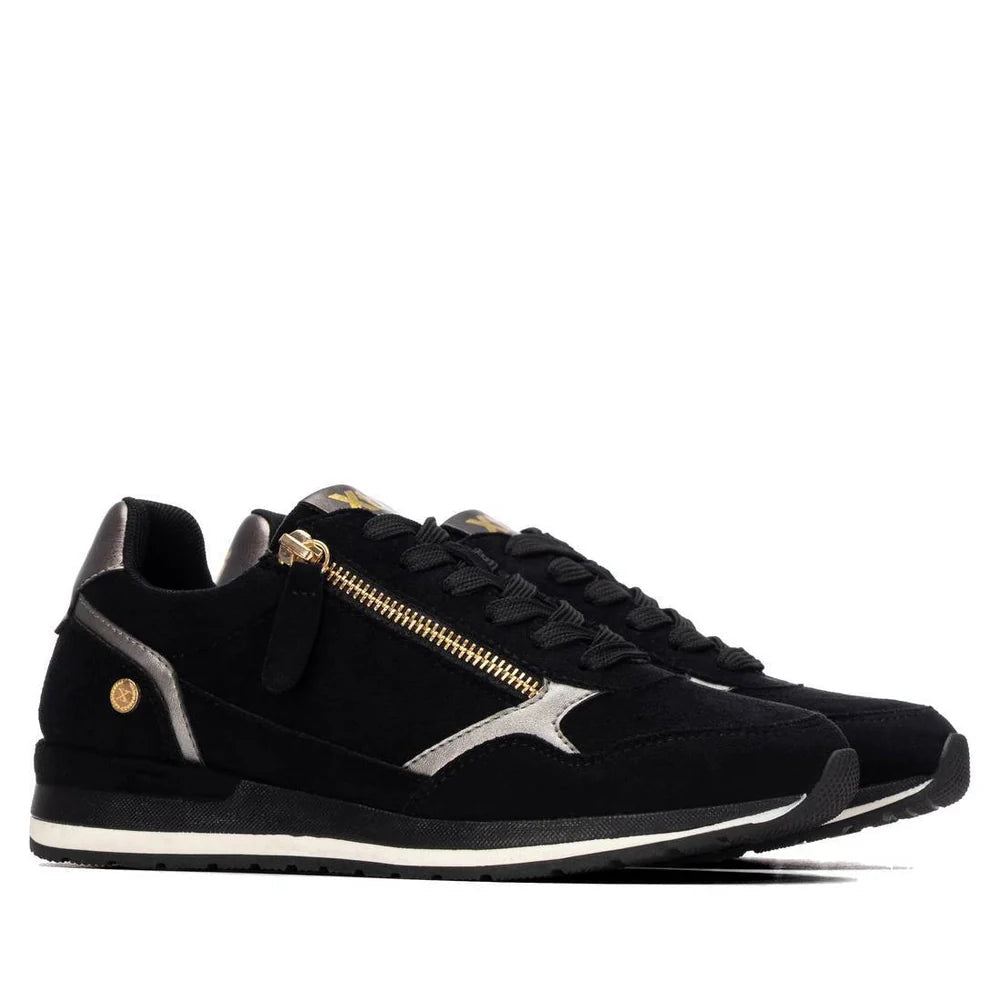 Sapatilha feminina XTI preta em camurça, vista de perfil