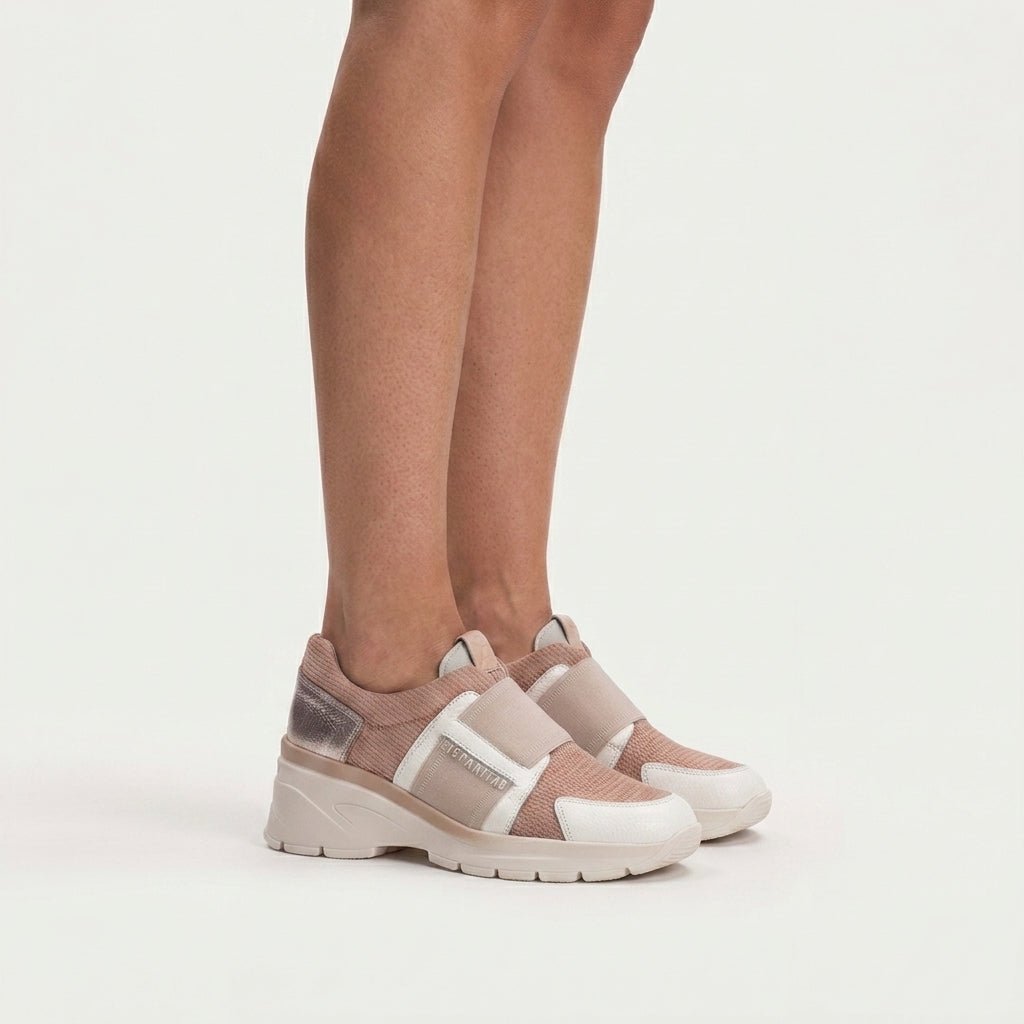 Pormenor das pernas de uma modelo a usar as Sapatilhas Hispanitas Jade CHV264772, em bege e branco.