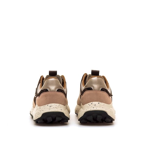 Par de sapatilhas Mustang Climb taupe fotografado de trás em fundo branco, evidenciando o calcanhar com acabamento metalizado dourado e a sola Extralight em tom cru.