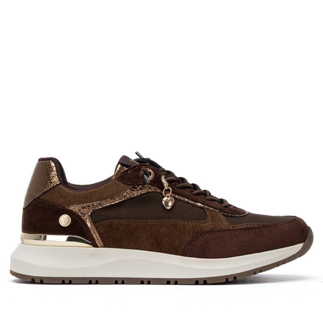 Sapatilha XTI castanha em antelina com detalhes bronze e sola creme de 4 cm, vista lateral exterior sobre fundo branco