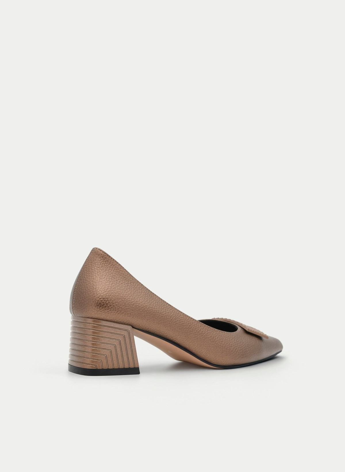 Sapato clássico Azarey em bronze metalizado, vista traseira lateral com tacão geométrico de 5 cm, fundo claro