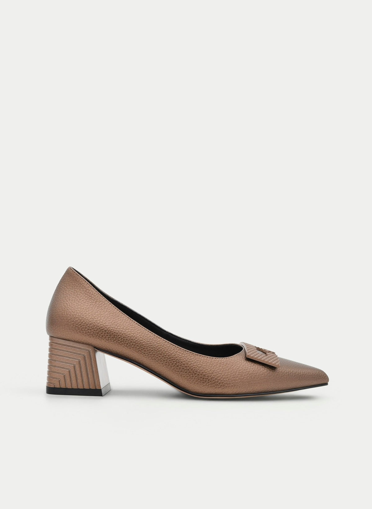 Sapato clássico Azarey em bronze metalizado, vista lateral com tacão geométrico de 5 cm e adorno no peito do pé