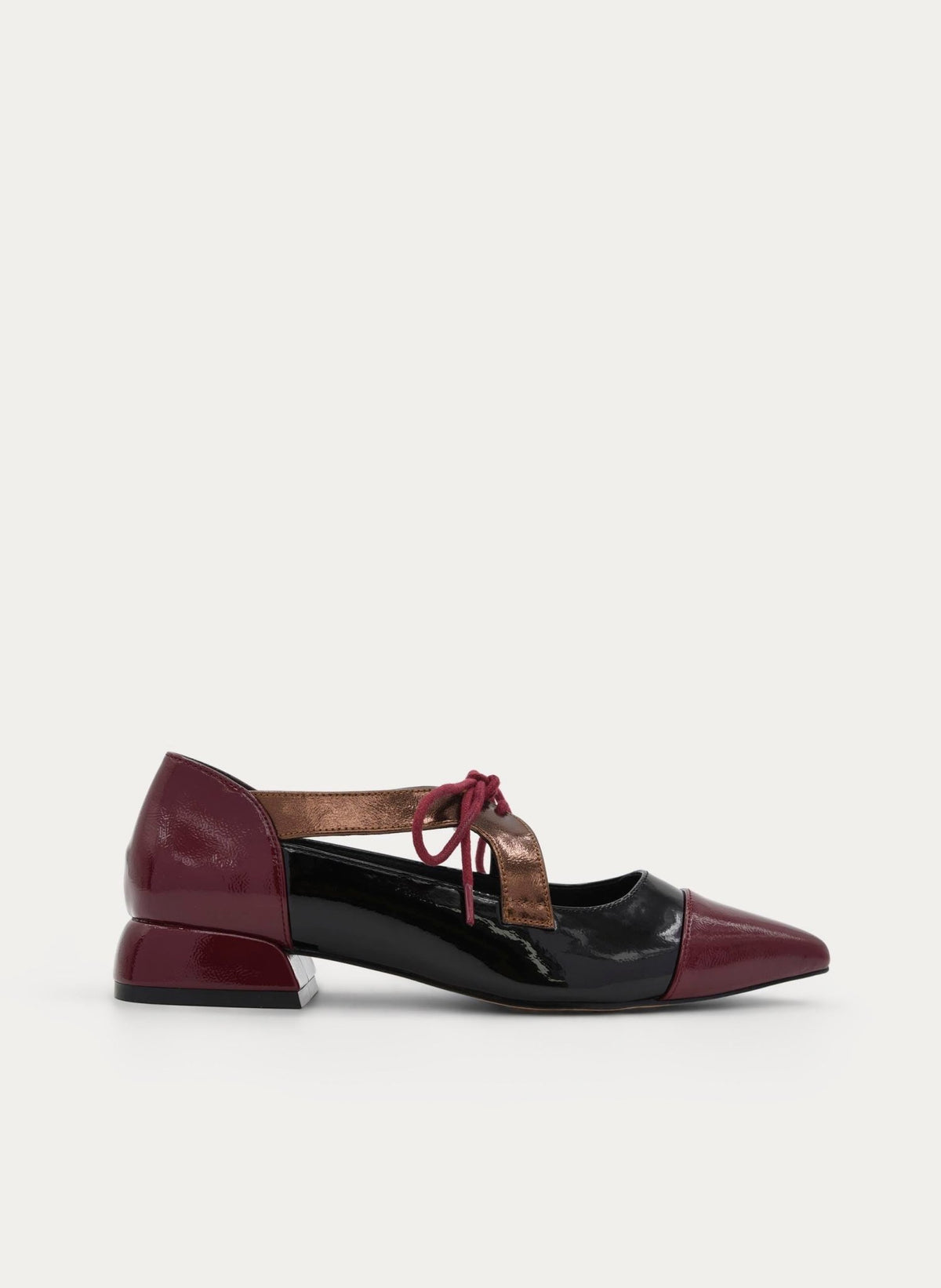 Sapato Mary Jane Azarey bordeaux e preto, vista lateral, com tira cobre cruzada, cordões e tacão baixo, em fundo cinzento claro
