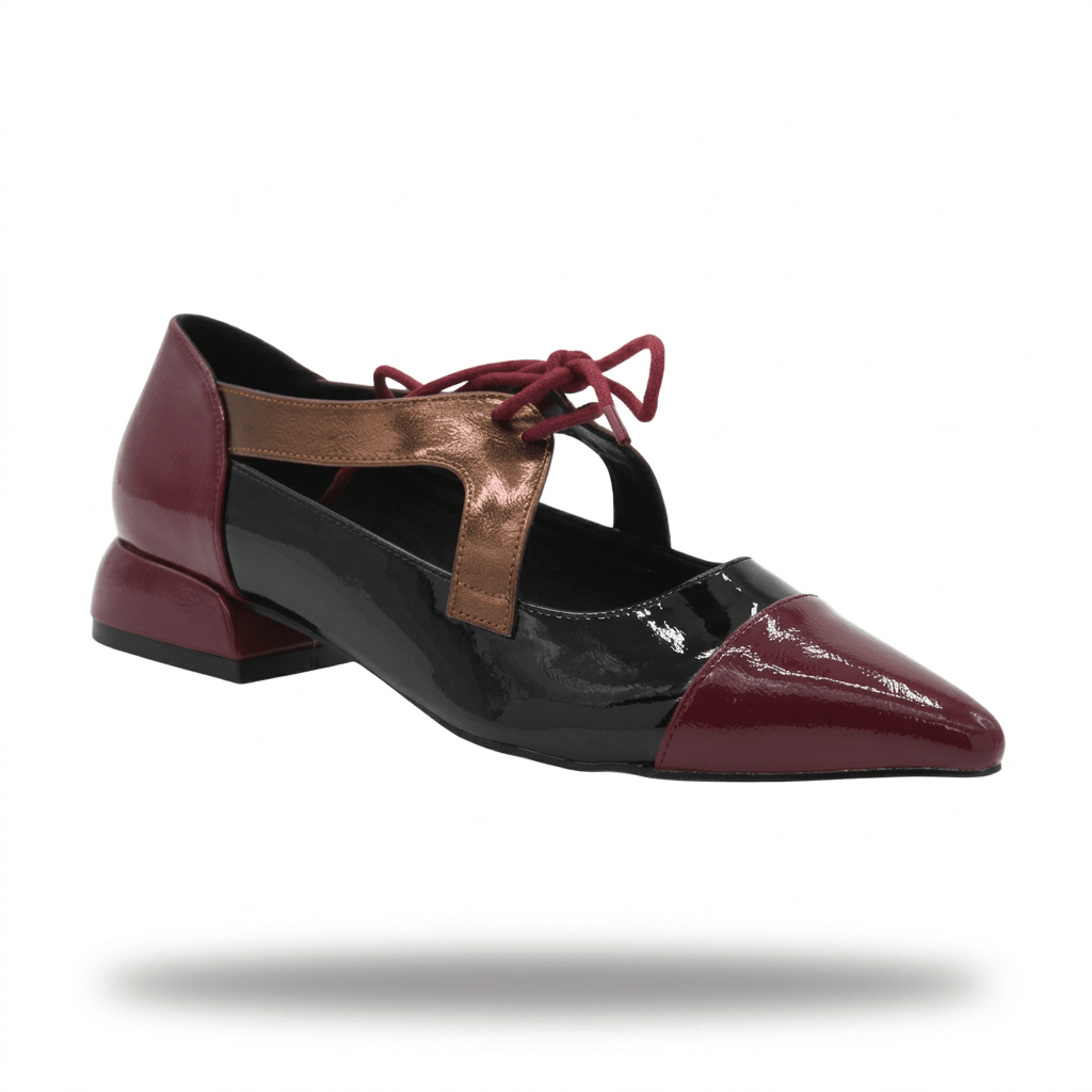 Sapato Mary Jane Azarey bordeaux e preto em levitação, vista de três quartos, com biqueira e tacão baixo bordeaux, tira cobre e cordões, em fundo branco