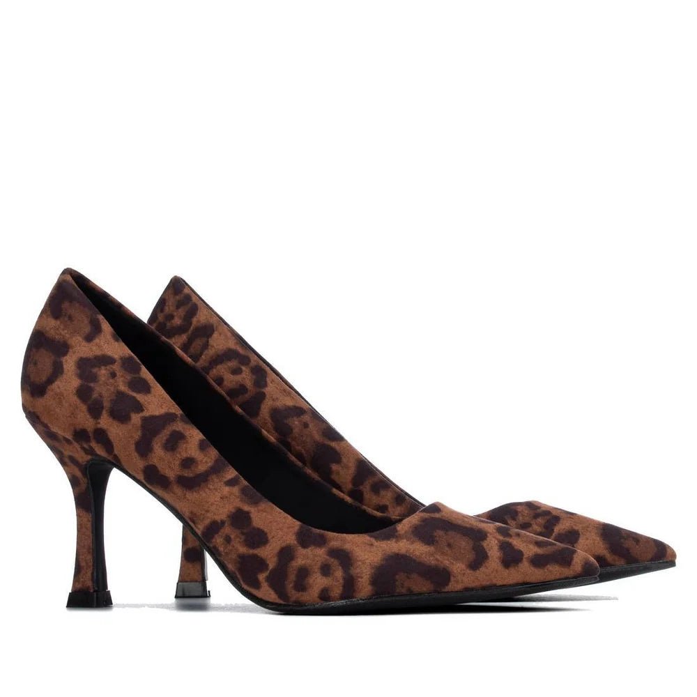 Sapato Xti Animal Print em vista de perfil com salto stiletto visível sobre fundo branco, fotografia de referência do fornecedor, tamanho 42