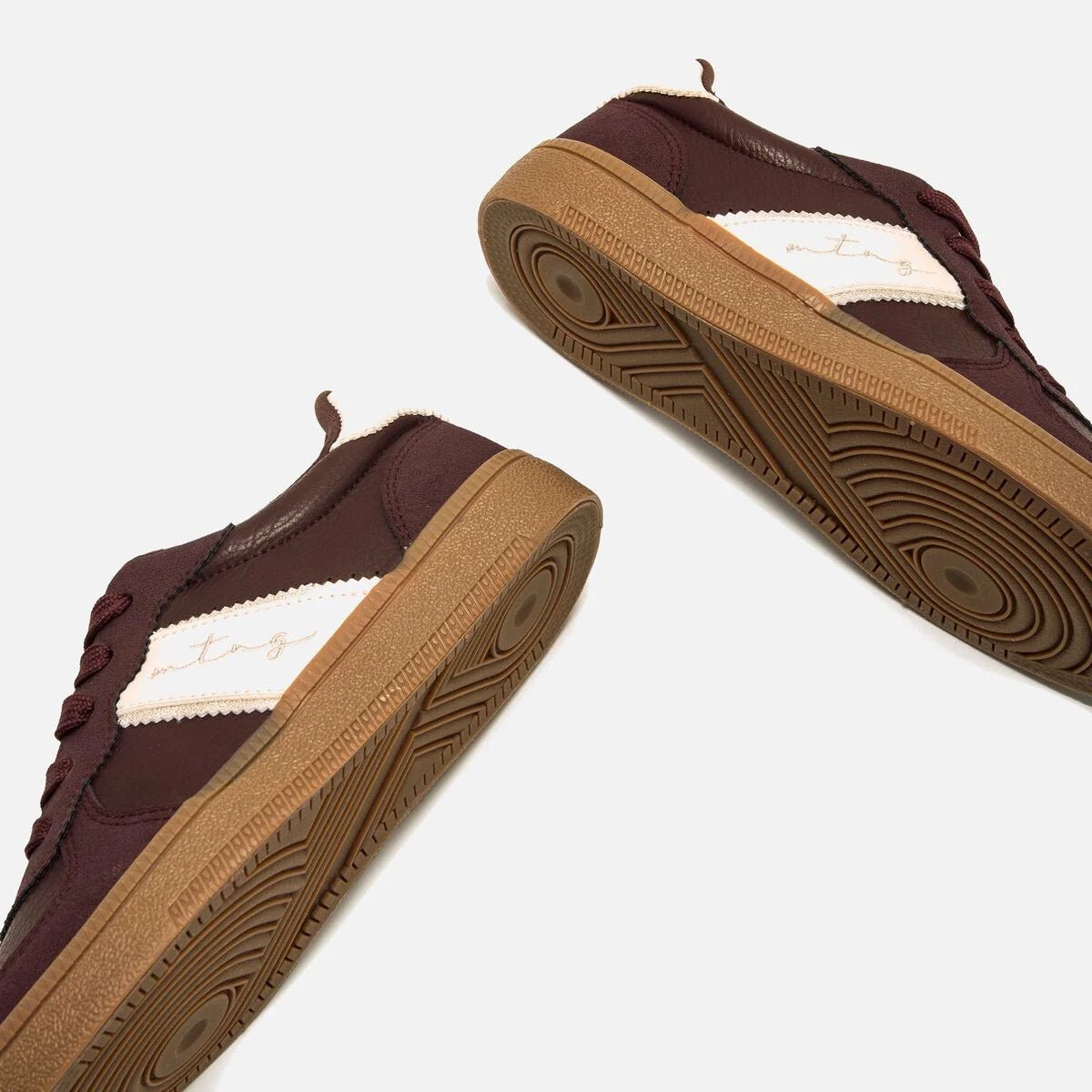 Sola caramelo dos ténis Mustang Roy 60860 com textura antiderrapante plana, inspiração retro skate — Roma Pell