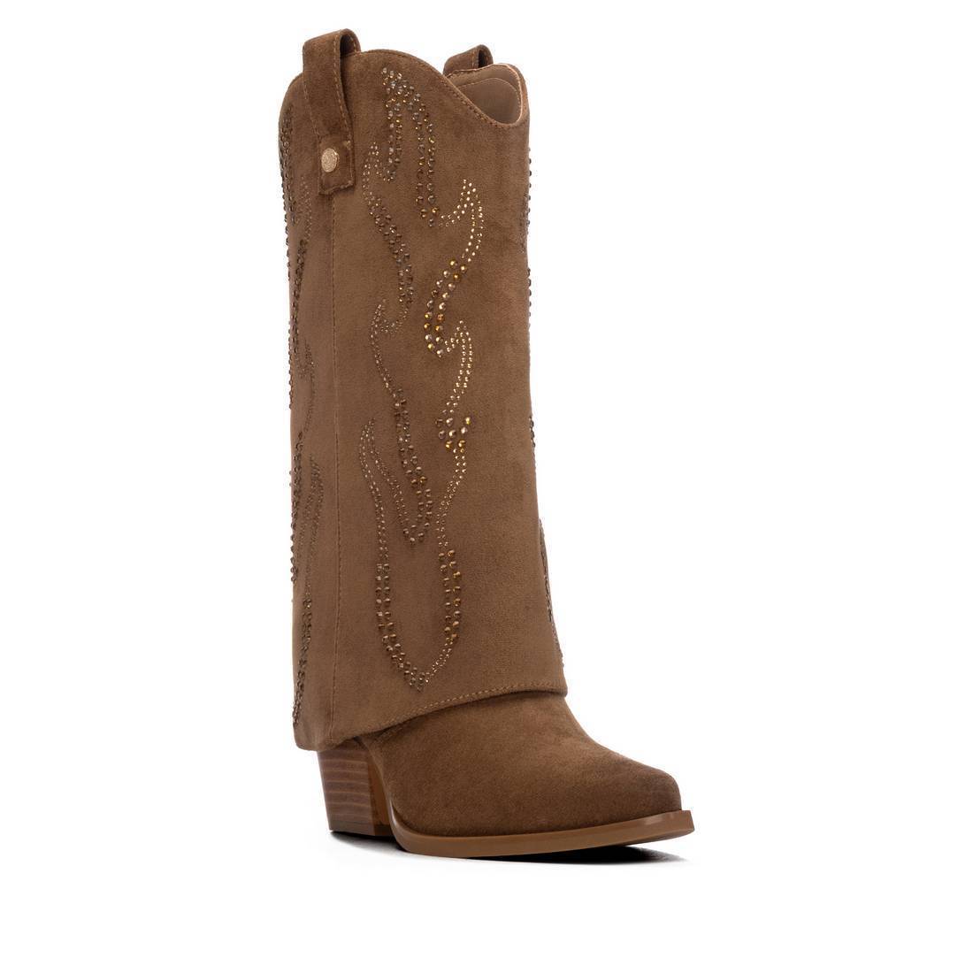 Bota texana XTi taupe em antelina com tachas douradas, vista frontal em ângulo