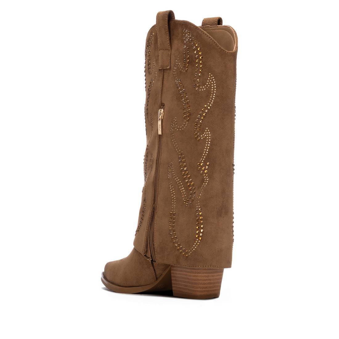 Bota texana XTi taupe em antelina com tachas douradas, lado interior com fecho de correr