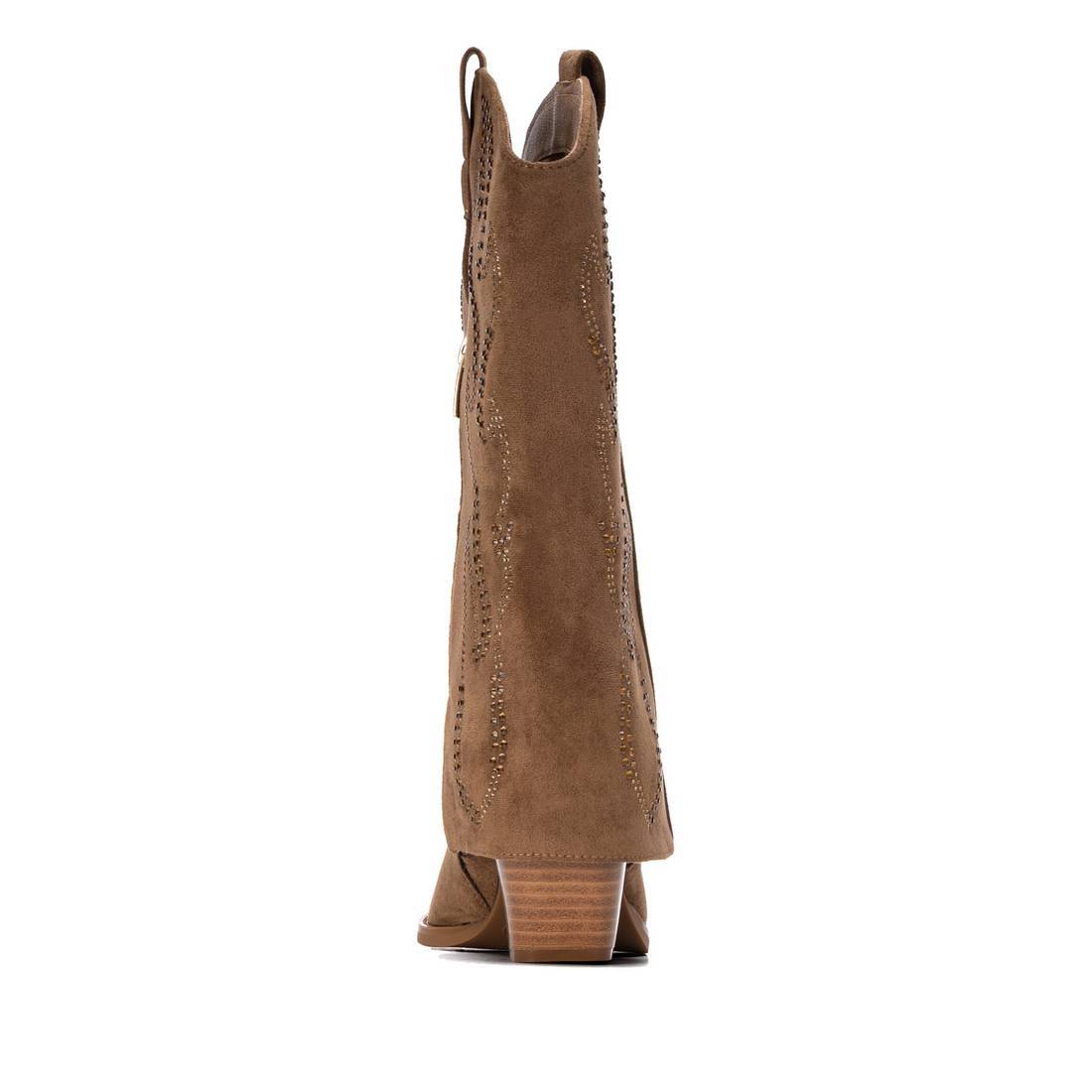 Bota texana XTi taupe em antelina com tachas douradas, vista traseira