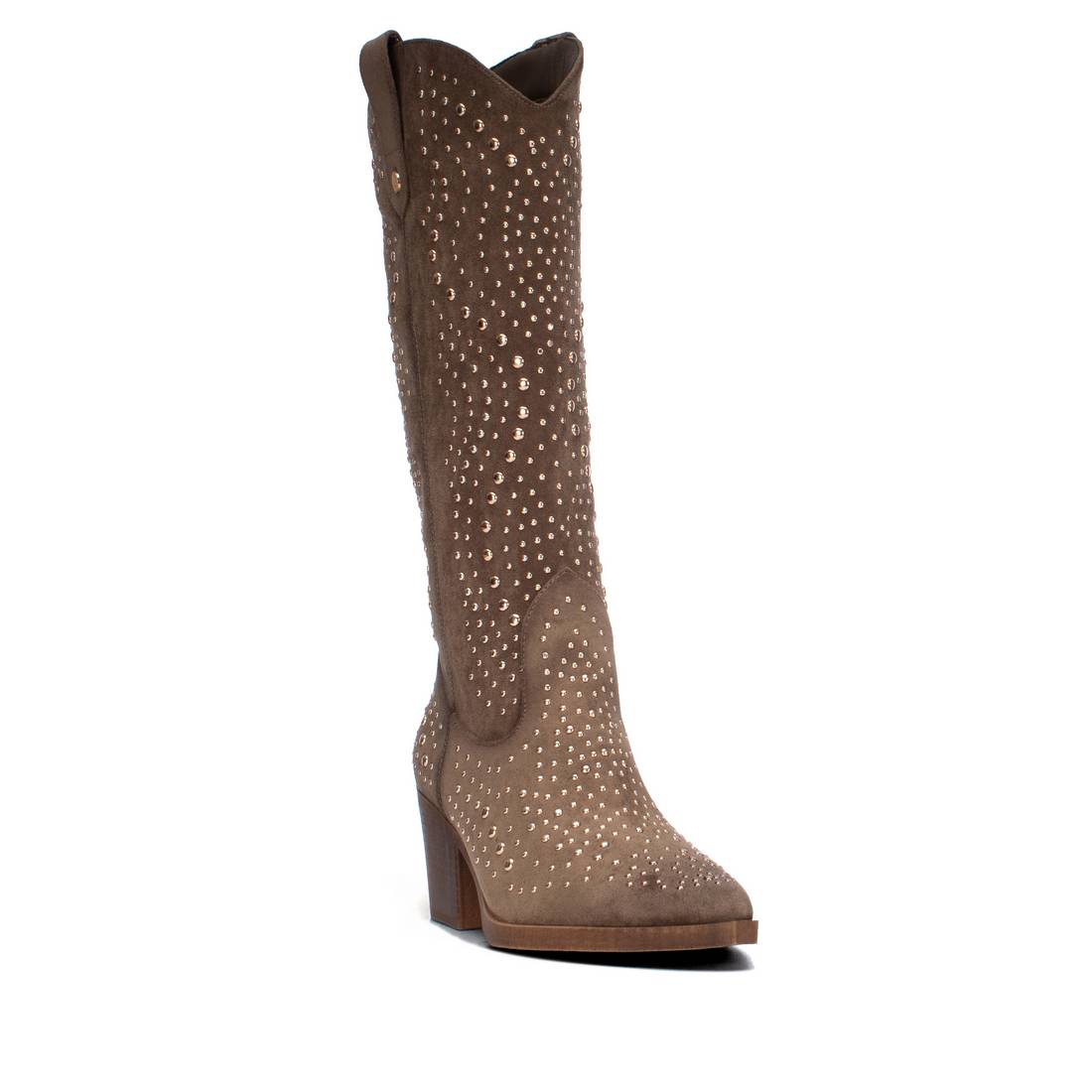 Bota texana XTi taupe em antelina com tachas metálicas, vista frontal em ângulo
