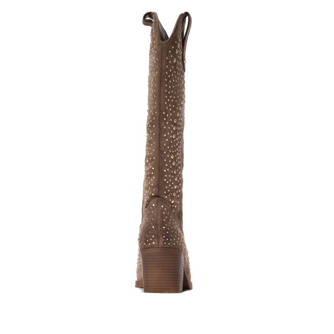 Bota texana XTi taupe em antelina com tachas metálicas, vista traseira