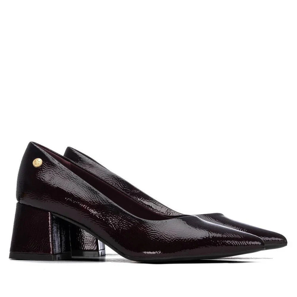 Par de Sapatos XTi Bordeaux lado a lado, vistos de perfil sobre fundo branco.