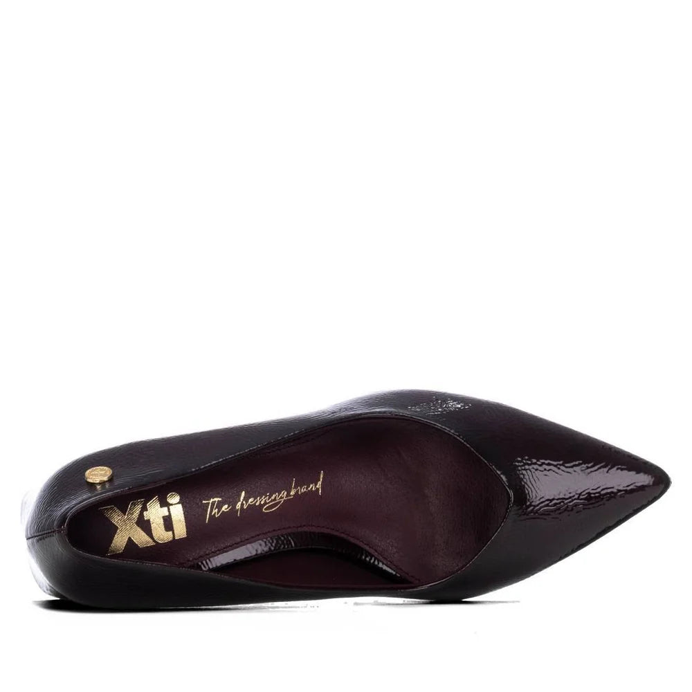Sapato XTi Bordeaux visto de cima, mostrando o interior com o logótipo Xti gravado na palmilha.