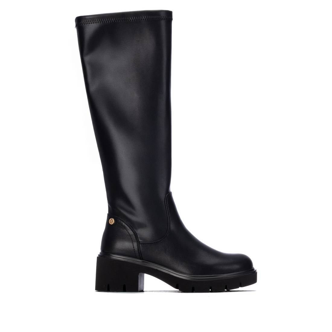 Bota XTi preta de cano alto elástico, vista de perfil com detalhe dourado no calcanhar, sola grossa e tacão robusto, em fundo branco