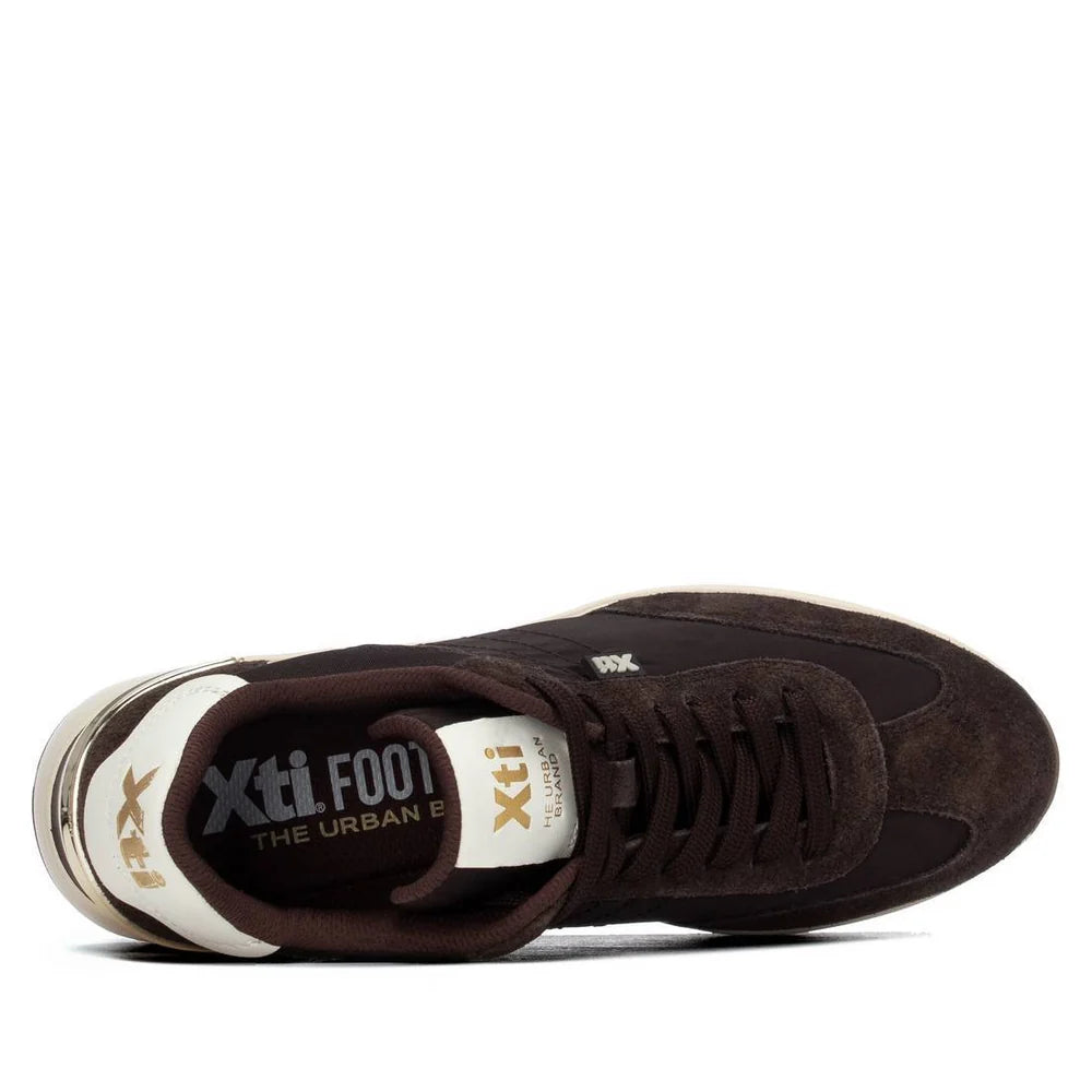 Vista superior do interior da sapatilha de cunha feminina Xti em castanho, com a etiqueta interior ‘Xti Footwear’ e o fecho em cordão à mostra