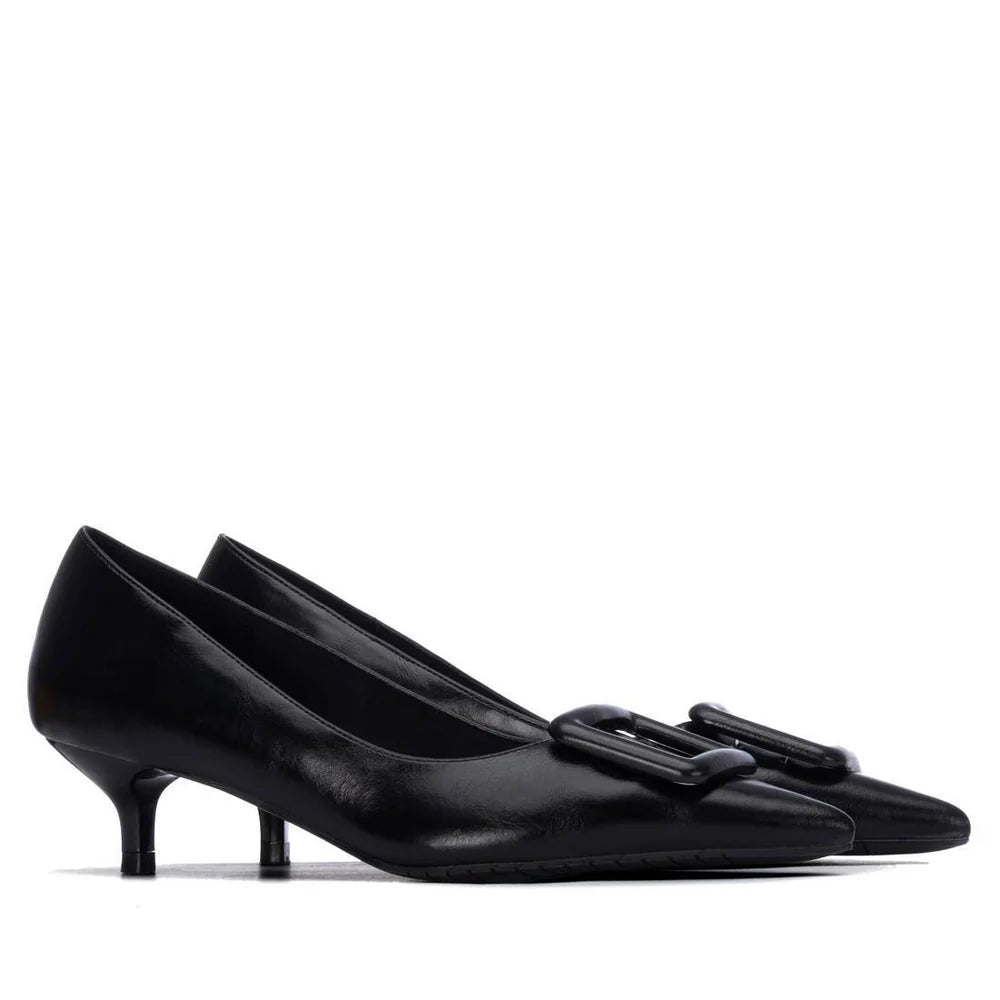 Par de Sapatos XTi Preto de salto médio lado a lado, vistos de perfil sobre fundo branco.