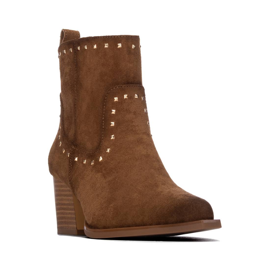 Botim XTi camel em antelina com apliques metálicos, vista frontal em ângulo