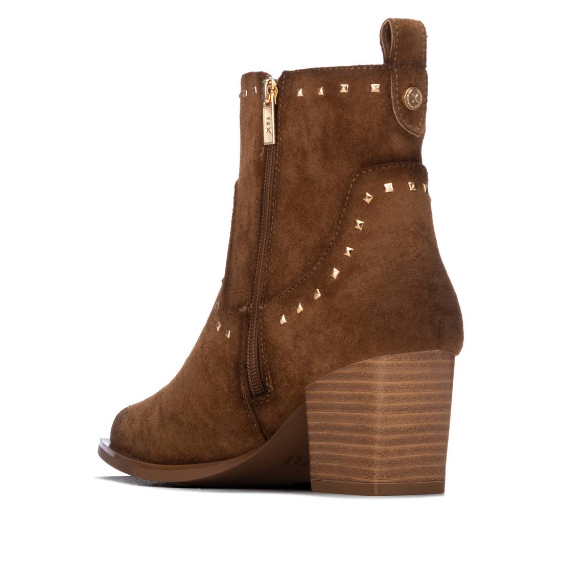 Botim XTi camel em antelina com apliques metálicos, lado interior com fecho de correr
