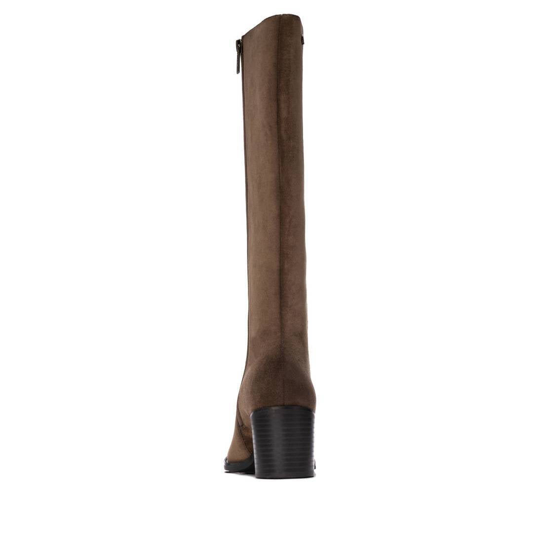 Bota XTi taupe em antelina, vista de trás com tacão largo de 7 cm