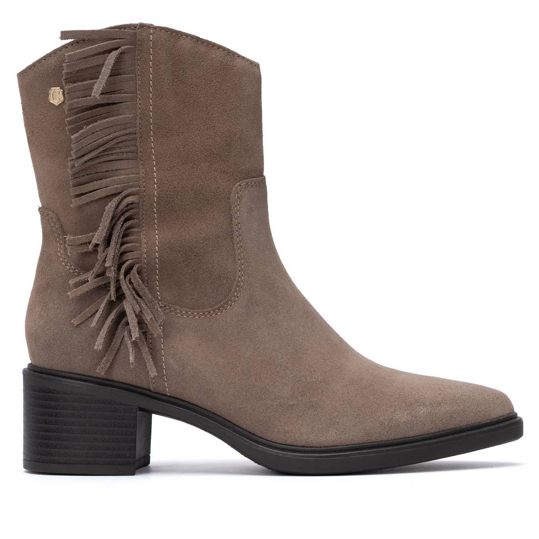 Botim texano Carmela em camurça taupe com franjas laterais e tacão preto de 6 cm, vista lateral exterior