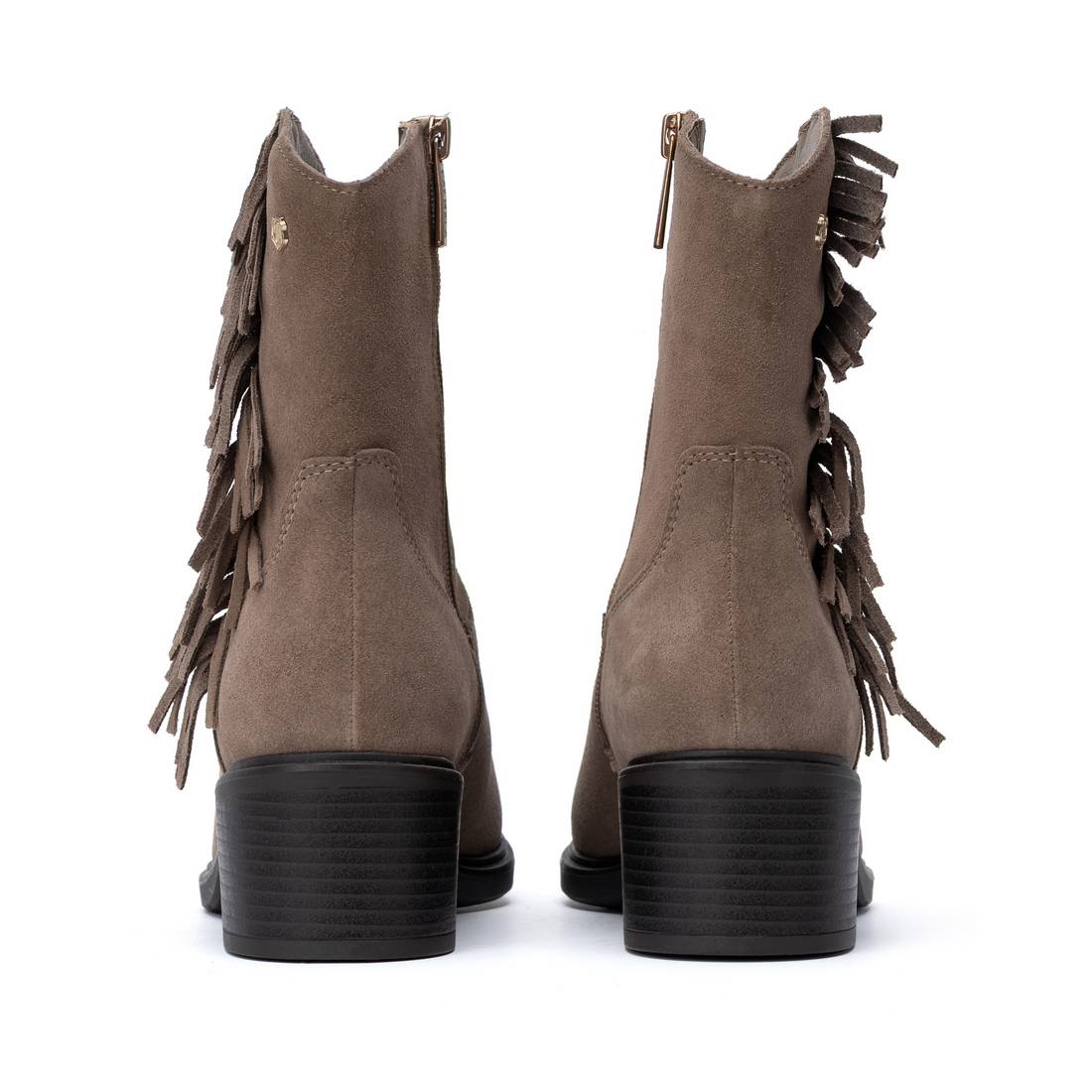 Par de botins Carmela taupe vistos por trás, com tacão largo preto
