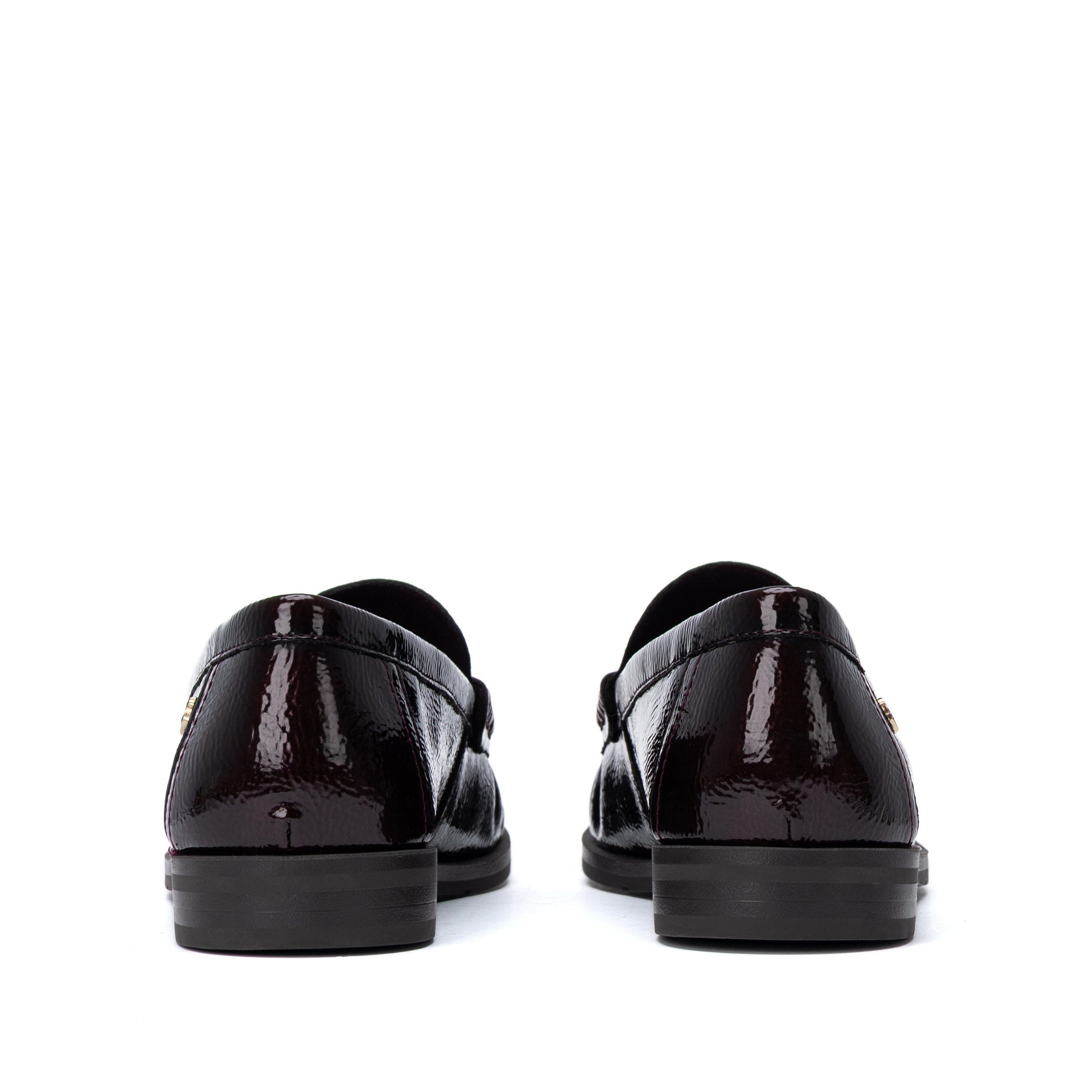 Par de mocassins Carmela pele envernizada bordeaux, vista traseira sobre fundo branco
