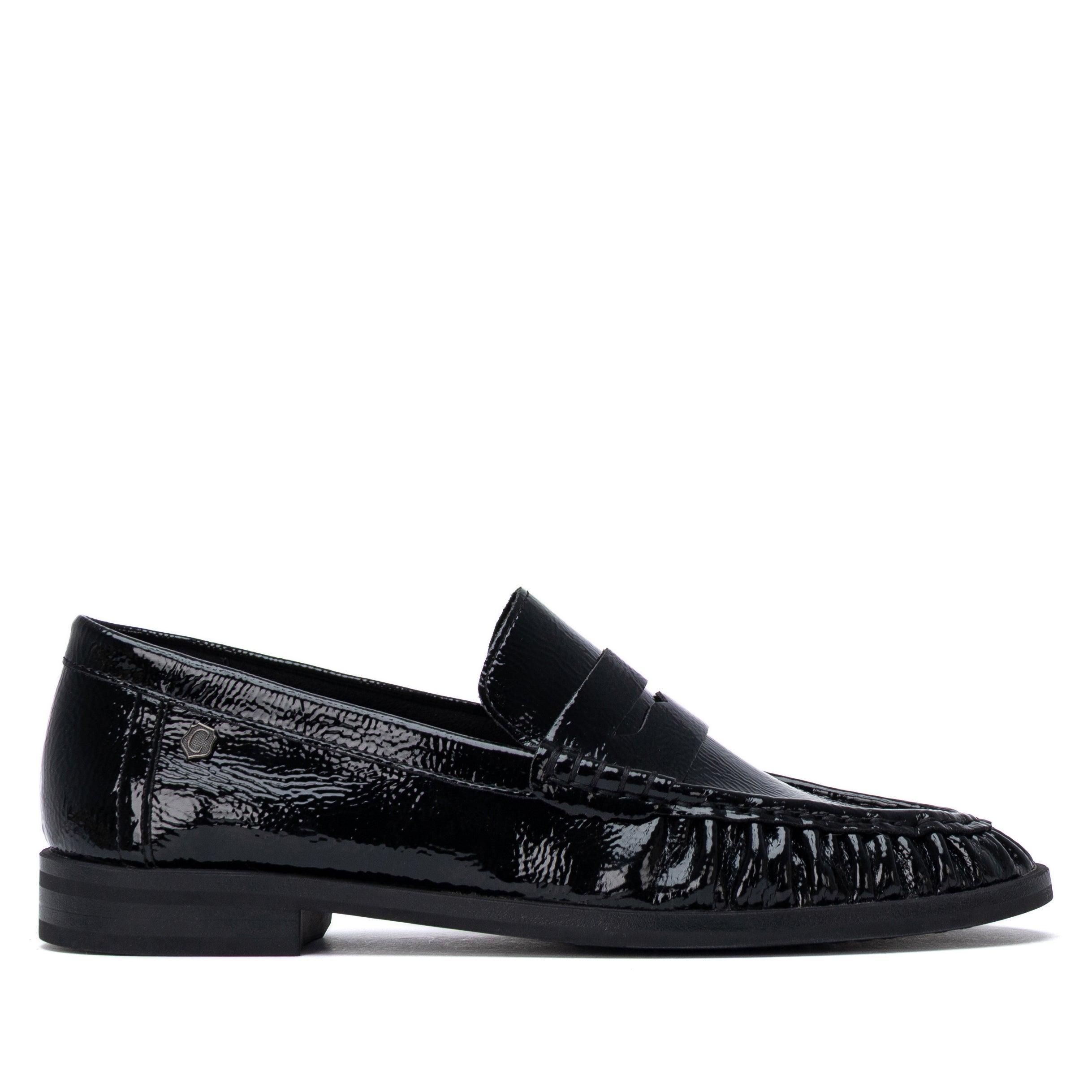 Mocassim em pele envernizada preta, vista lateral, packshot em fundo branco