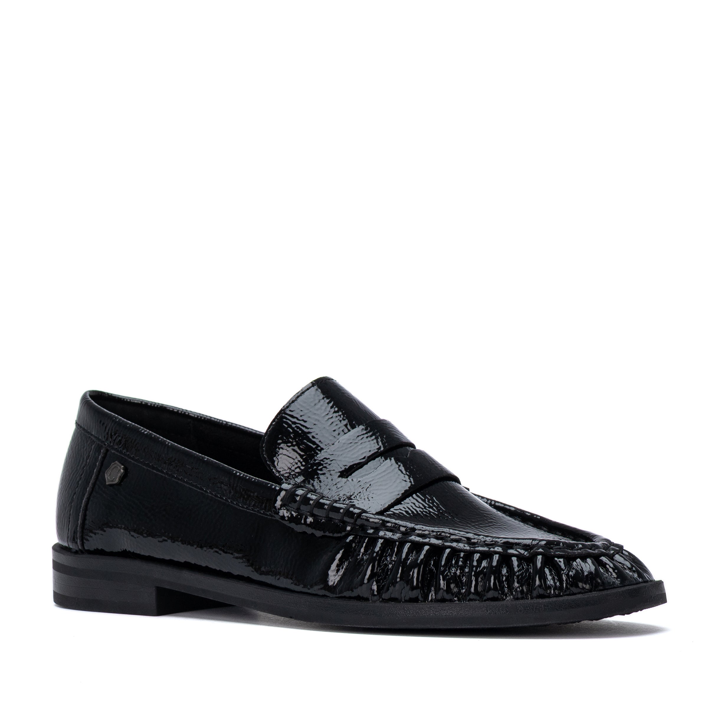 Mocassim em pele envernizada preta, vista lateral, packshot em fundo branco