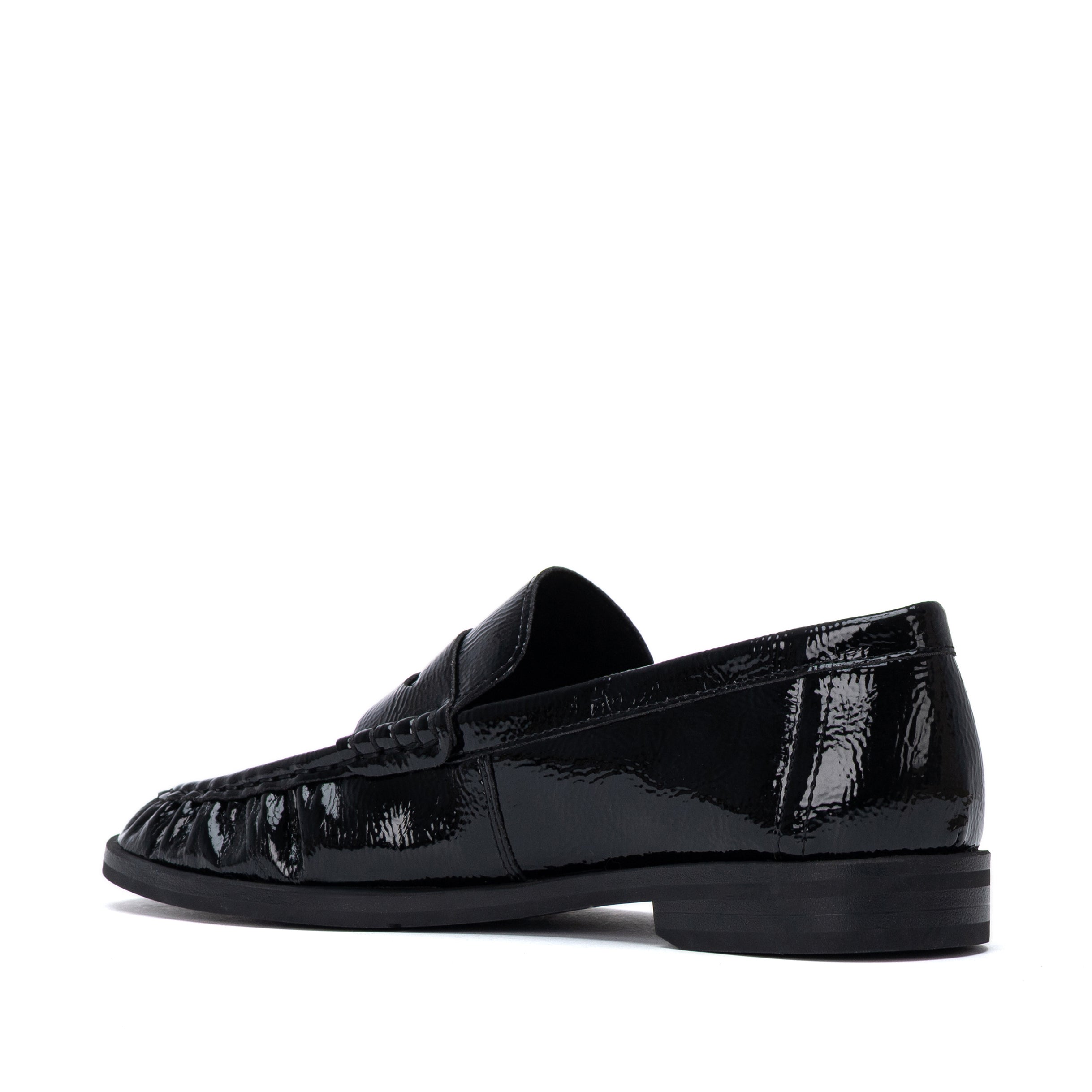 Mocassim em pele envernizada preta, vista em ângulo, packshot em fundo branco