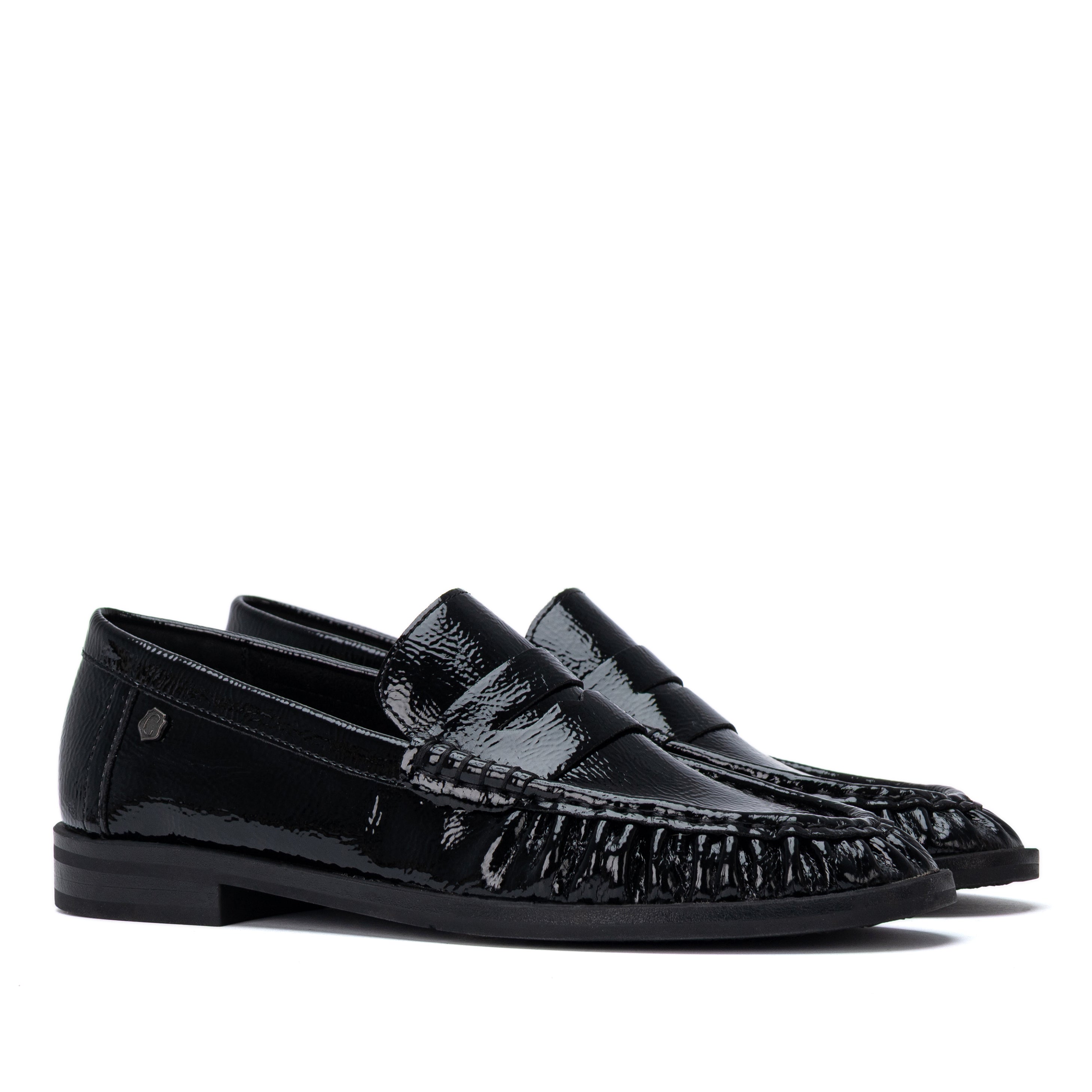 Mocassim em pele envernizada preta, vista lateral, packshot em fundo branco