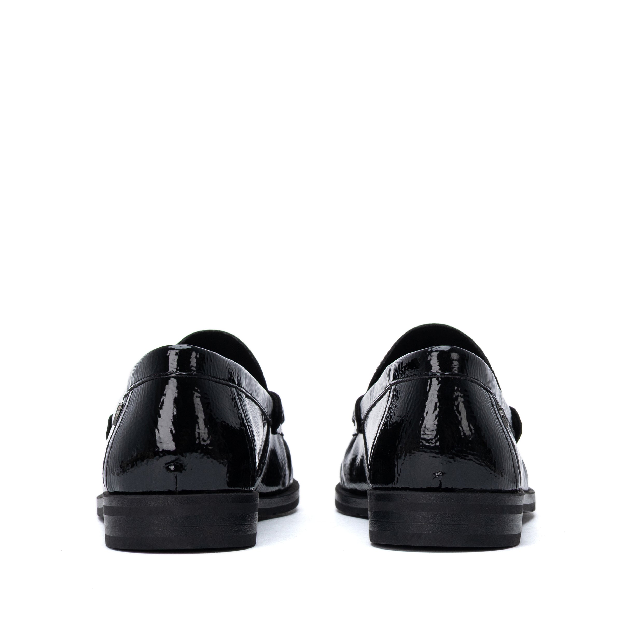 Par de mocassins em pele envernizada preta, vista traseira, packshot em fundo branco