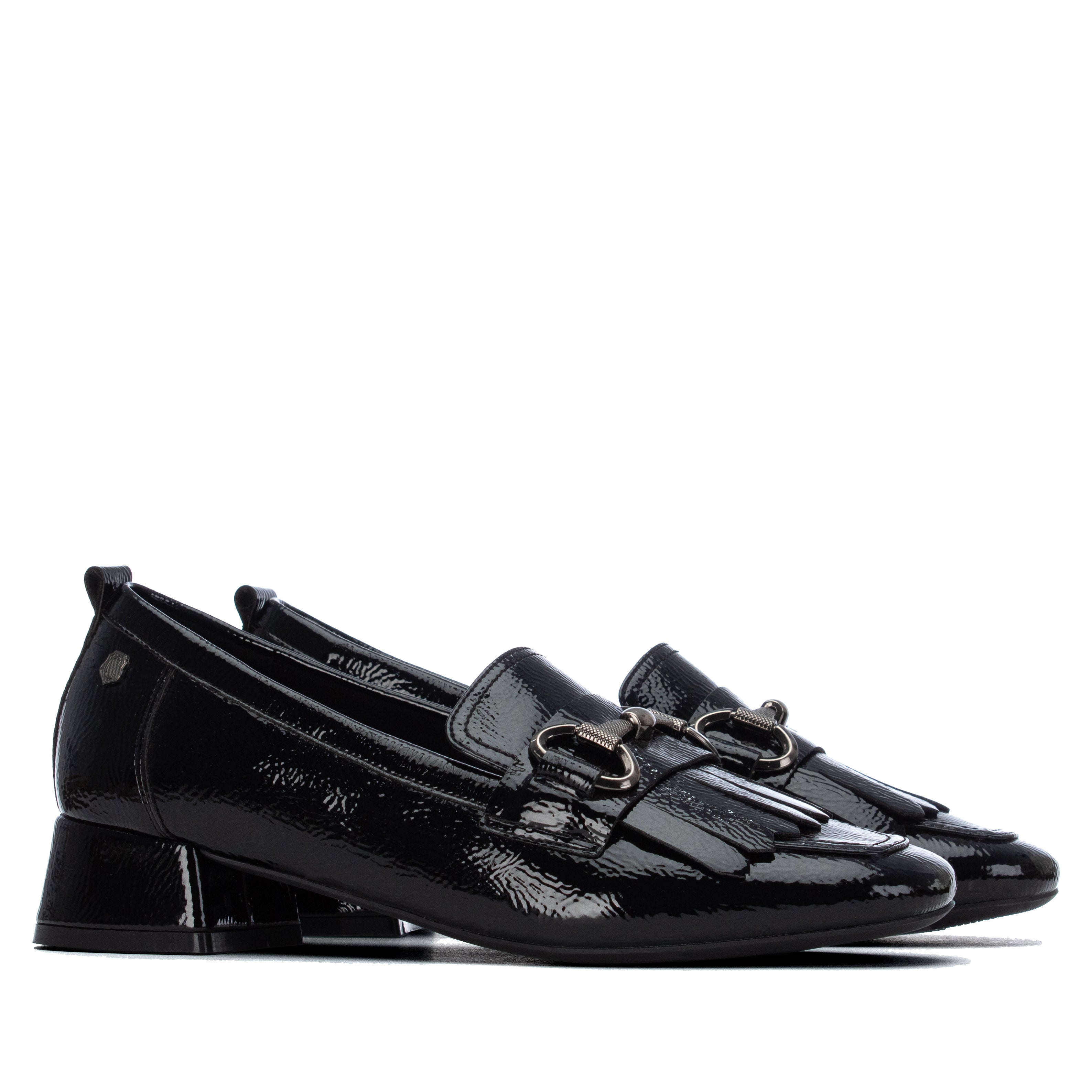 Par de mocassins Carmela em verniz preto com horsebit e franja