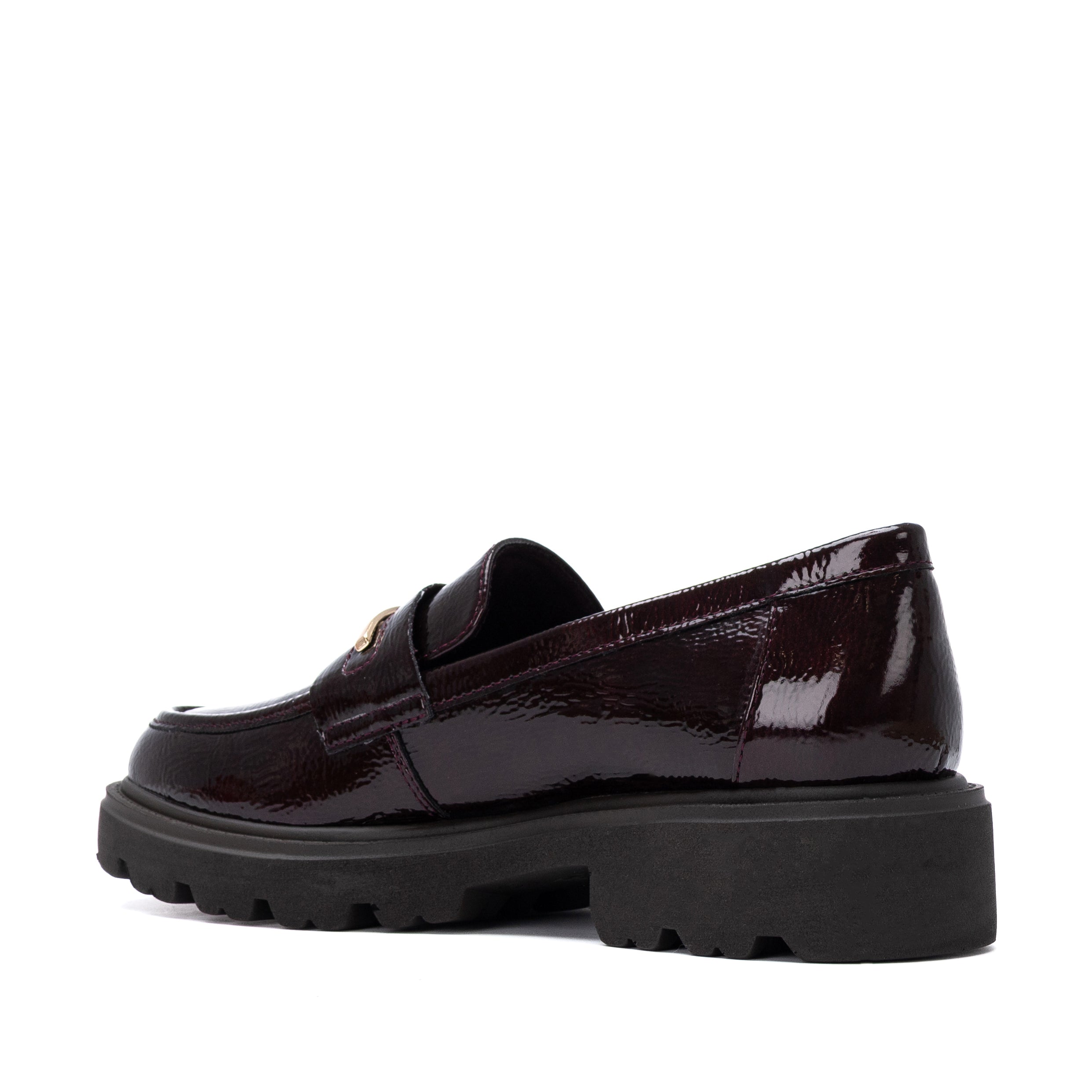Mocassim Carmela verniz bordeaux, vista de perfil traseiro sobre fundo branco