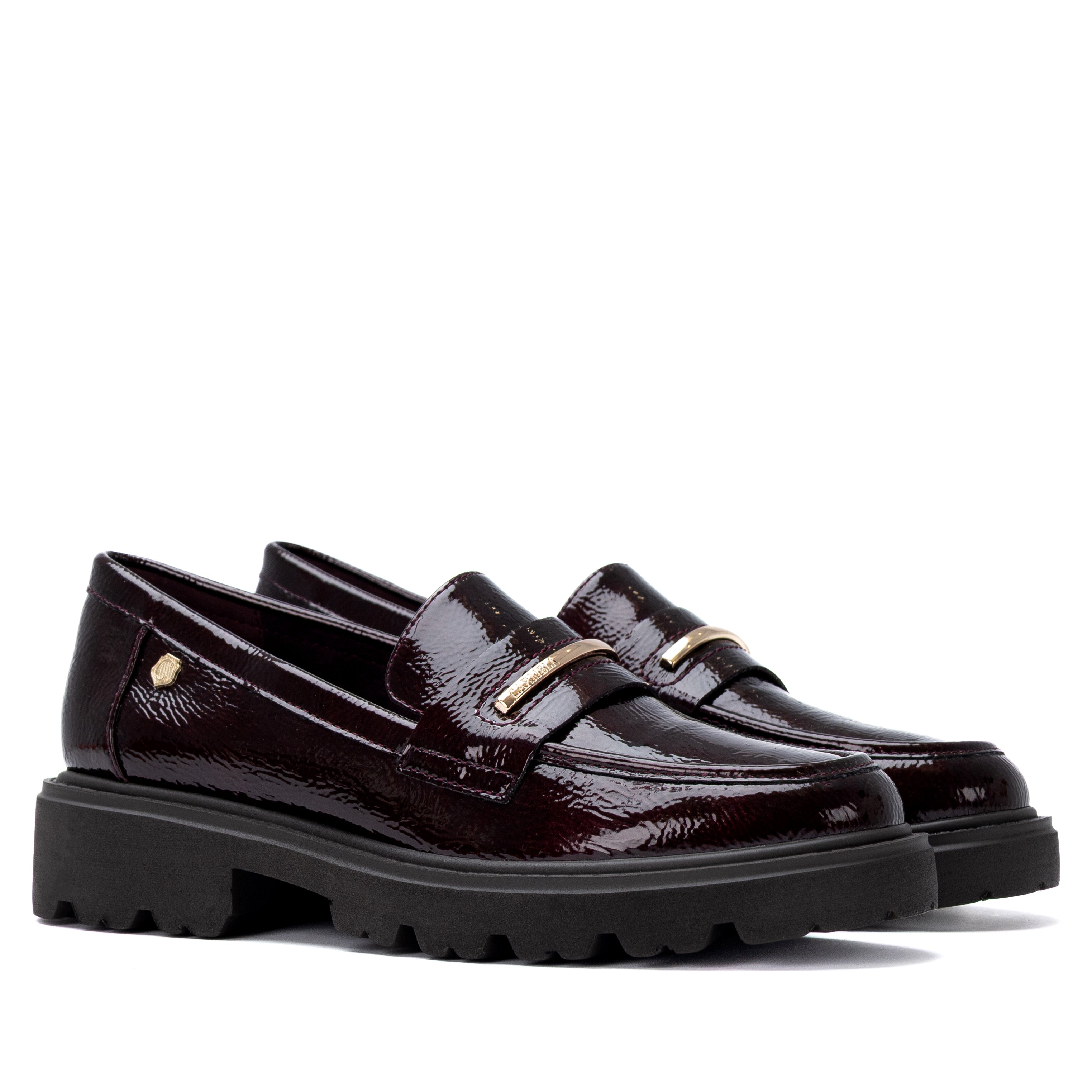 Par de mocassins Carmela verniz bordeaux, vista lateral sobre fundo branco