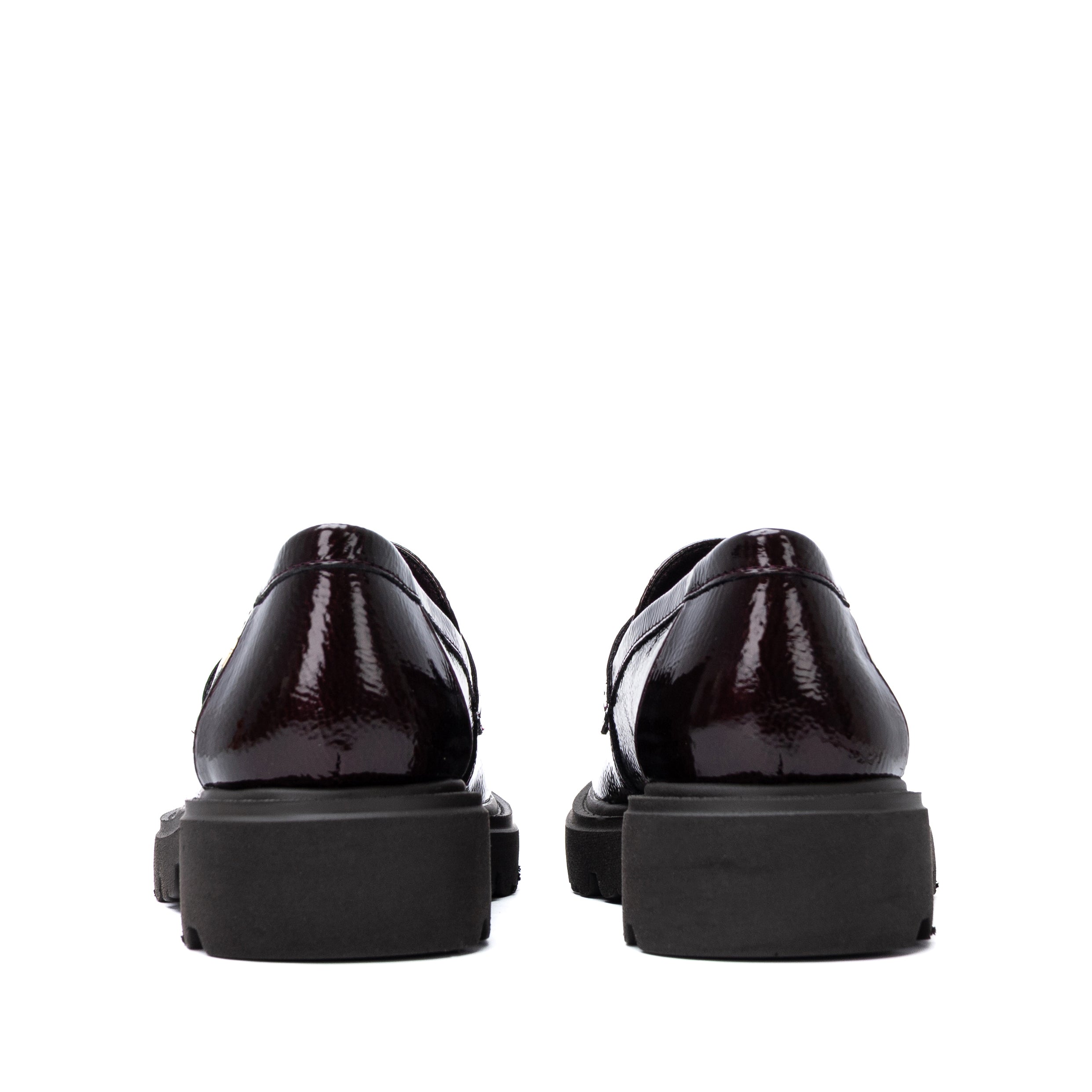 Par de mocassins Carmela verniz bordeaux, vista traseira sobre fundo branco