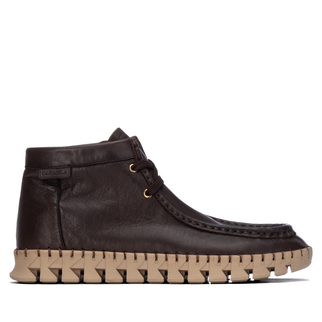 Botim Carmela em pele castanho estilo wallabee, com cordões e sola dentada bege, vista lateral exterior sobre fundo branco