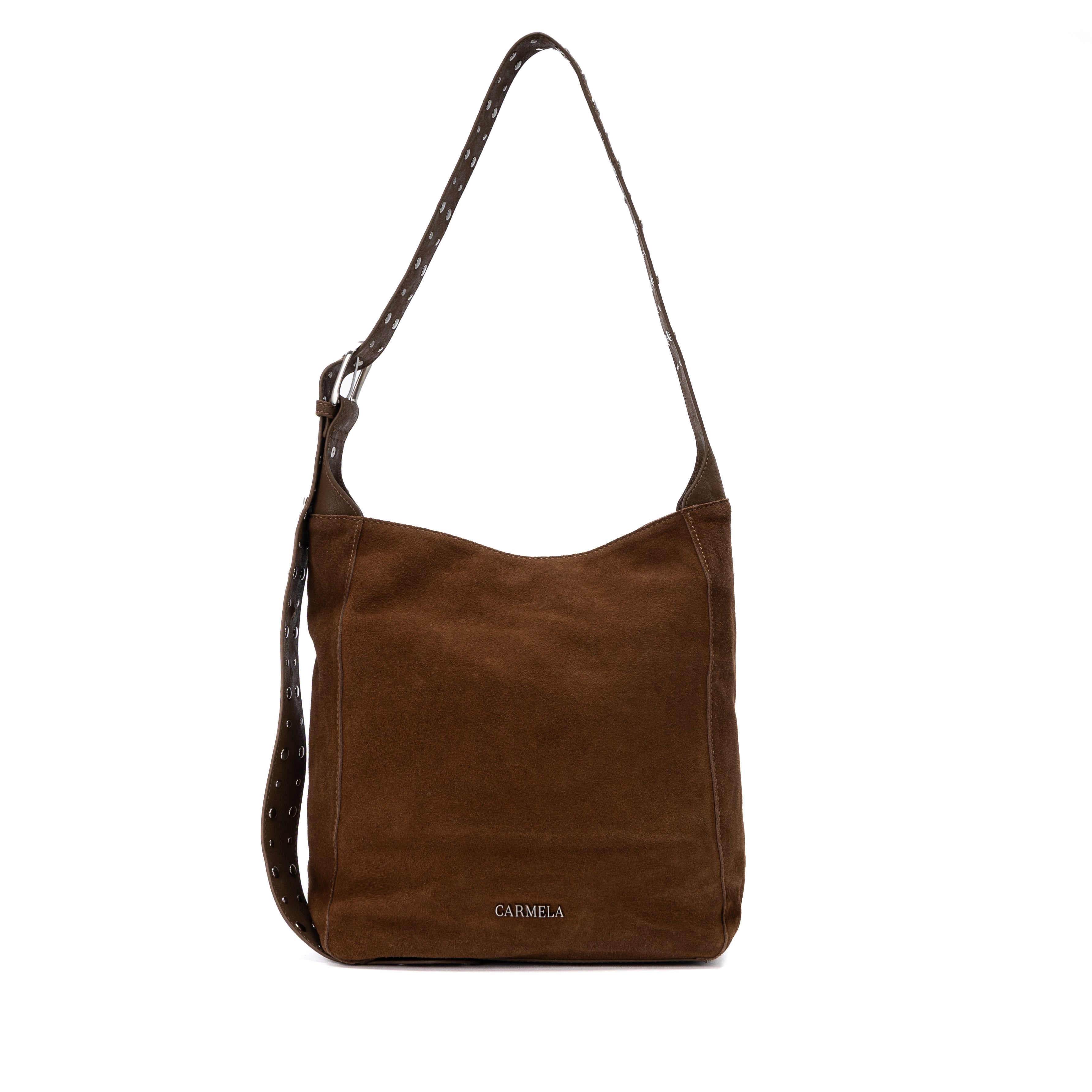 Saco tiracolo Carmela em camurça Camel, vista frontal, com alça de ombro cravejada e etiqueta CARMELA