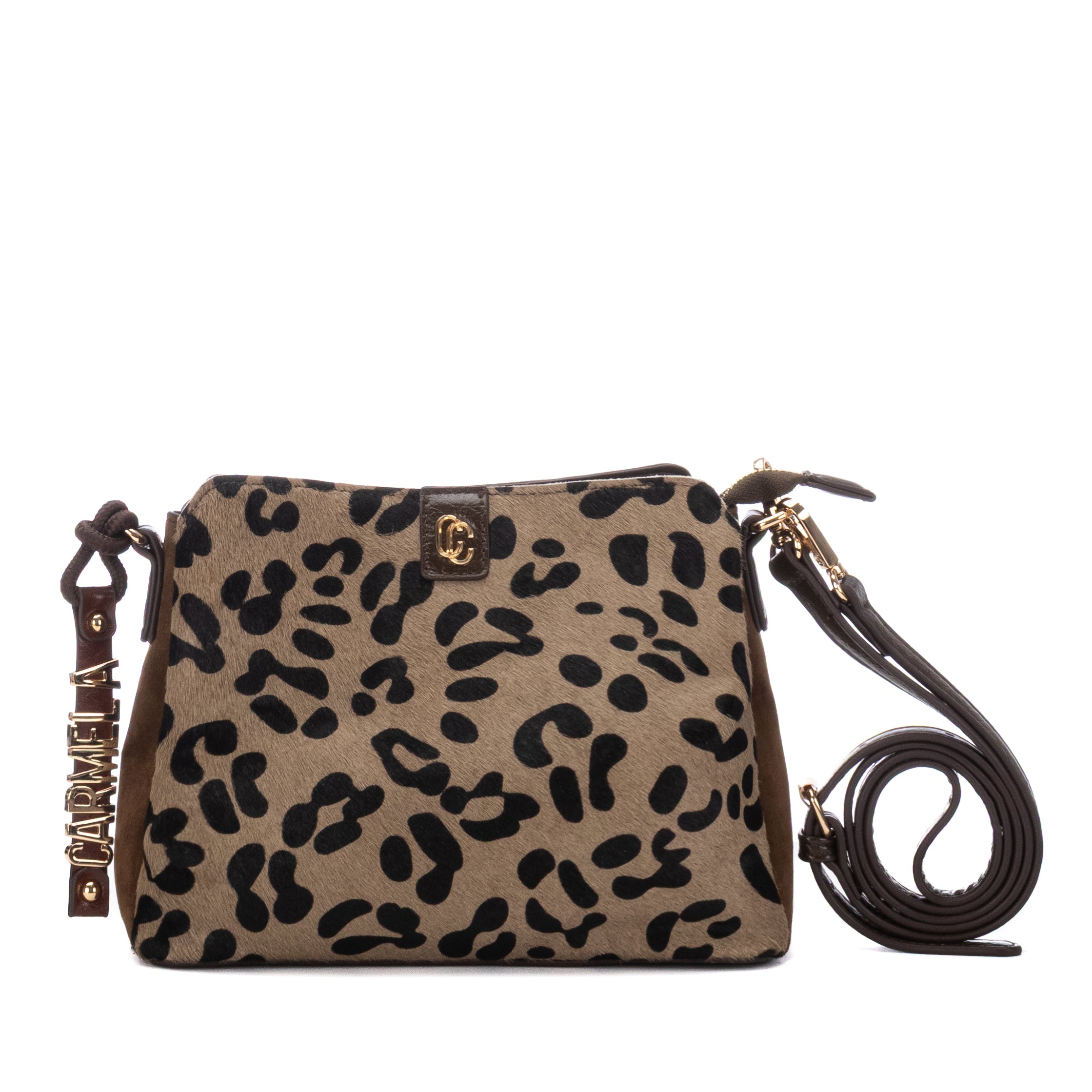 Bolsa Carmela em camurça cor taupe, vista frontal, com painel animal print e alça de tiracolo enrolada.