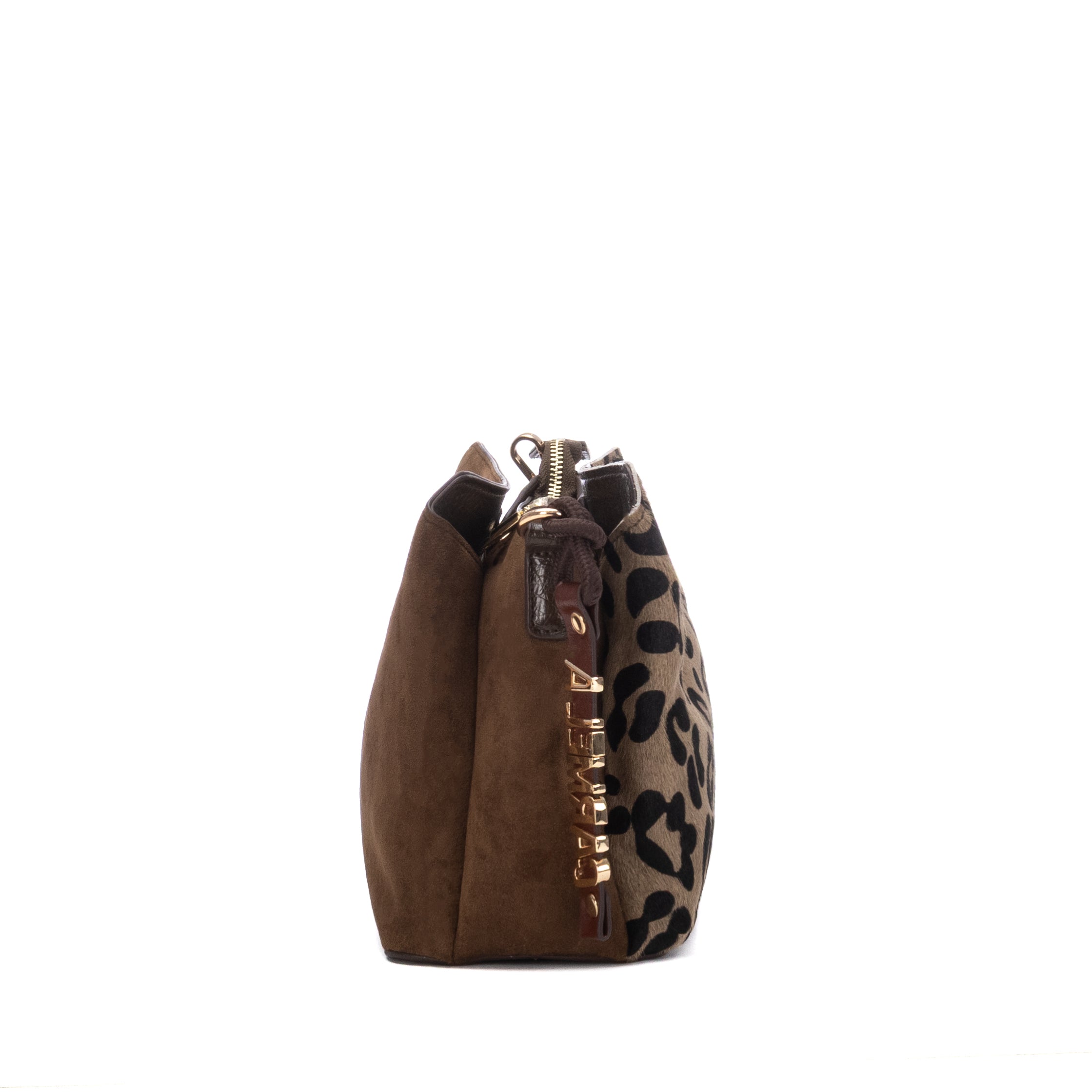 Bolsa Carmela camurça taupe, vista lateral, mostrando o fecho de zíper dourado e a etiqueta Carmela.